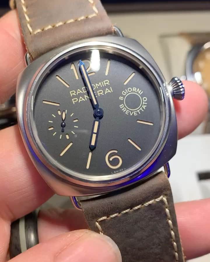 パネライのインスタグラム：「YES or NO to the #Panerai #PAM992 45 mm Radiomir featuring the “8 Giorni Brevettato” and blue hands. Powered by a P.5000 hand wound 8 day movement. #paneraicentral」