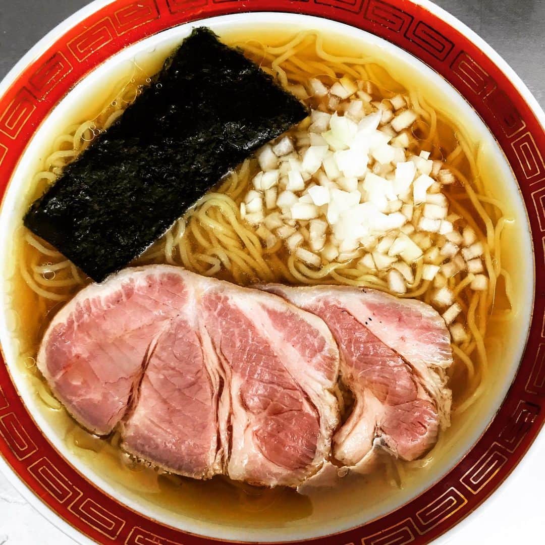 桜井誠のインスタグラム：「今日の家ラーメン 煮干しオンリーのシンプルな中華そば 煮干しと昆布だけのスープ。 醤油だれは正月に作ったもの。寝かせた分まろやかになった気がする。 レアチャーシューは、薄くカットして初めてポテンシャルが引き出されるな。スライサー欲しいな。普通家庭にないけど。 #麺活　#桜井食堂　#煮干しラーメン #ramen  #自作ラーメン」