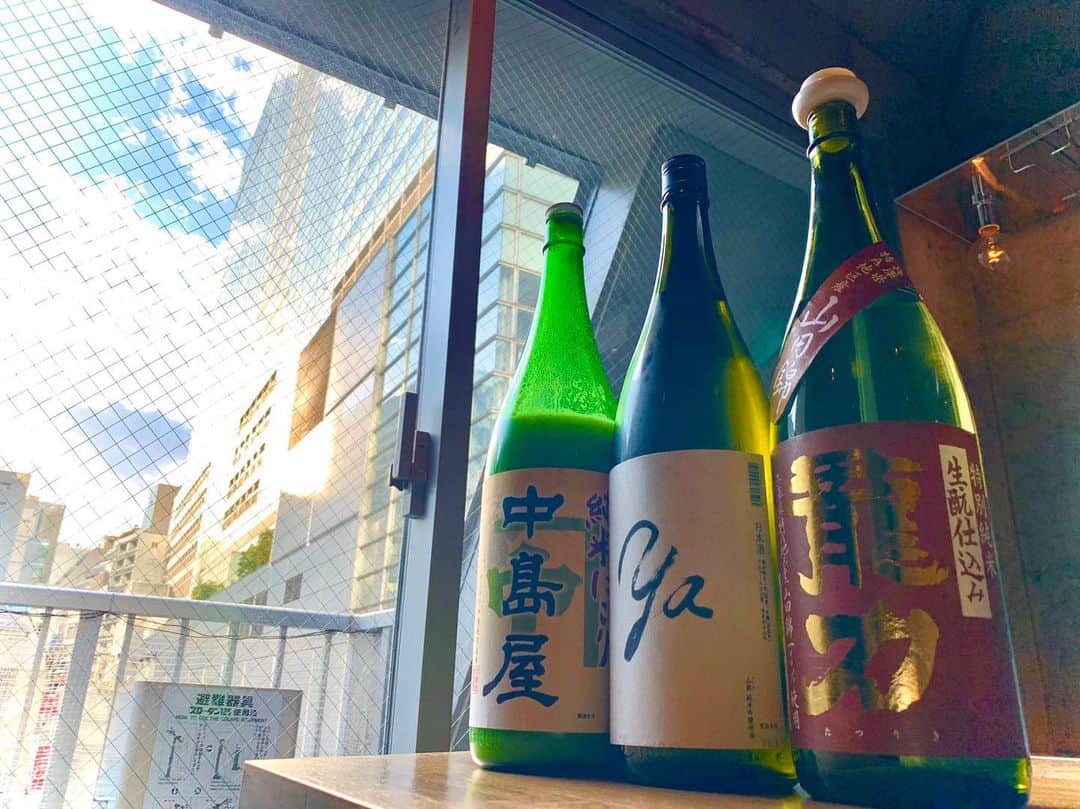 純米酒専門八咫 渋谷店さんのインスタグラム写真 - (純米酒専門八咫 渋谷店Instagram)「【1月最終日🌅】 こんにちは！ 渋谷店です🤗  2020年がはじまったと思ったら、もう一ヶ月終わっちゃいますね😅 1月最後の金曜日、ドンドン開けていきますよー🔥💪 天気も良いし飲みにいらしてくださいね😆  本日も16時Open！ ご来店お待ちしております。  #YATA #純米酒 #純米酒専門店 #YATA渋谷店 #立ち飲み #スタンディングバー #利き酒 #日本酒 #和酒 #sakestagram #日本酒バー #日本酒bar #日本酒好き #日本酒女子 #sake #日本酒で乾杯 #日本酒専門店 #日本酒バル #日本酒部 #日本酒の会 #日本酒のお店 #日本酒居酒屋 #日本酒最高 #今日の一杯 #ポン酒 #飲酒タグラム #sakekampai #昼呑み #渋谷　#八咫」1月31日 12時39分 - yata_shibuya