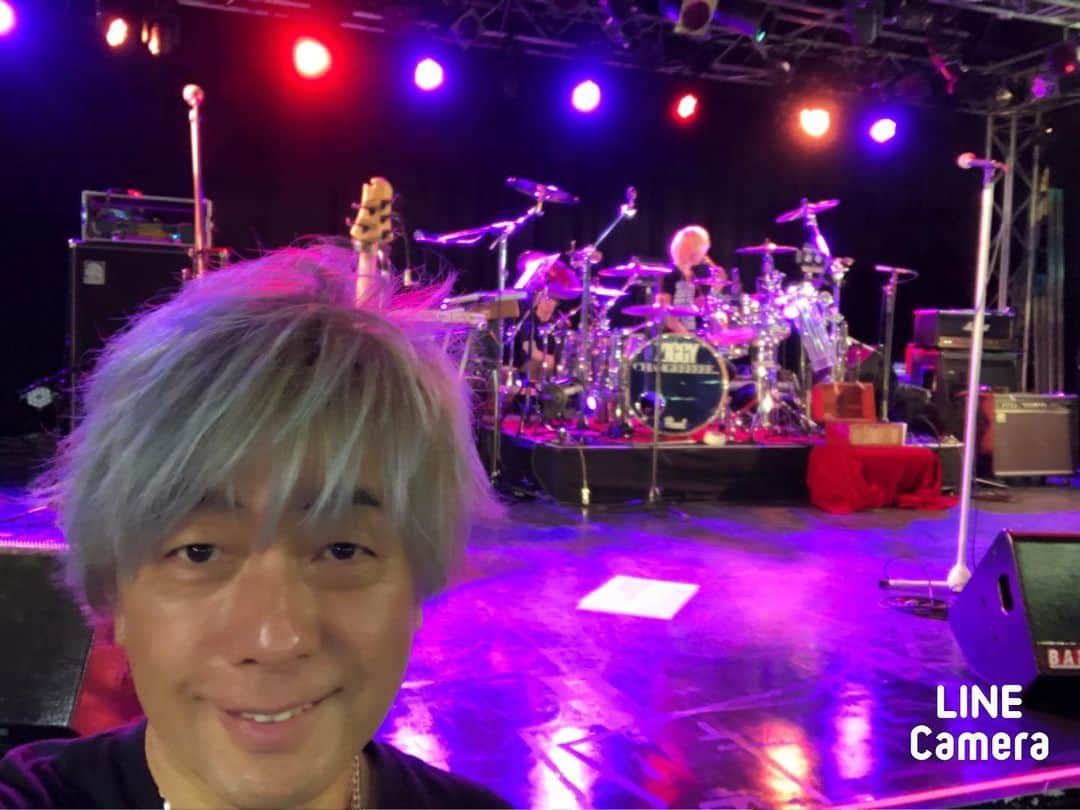 小柳“Cherry”昌法さんのインスタグラム写真 - (小柳“Cherry”昌法Instagram)「新宿BRAZEなう！！ 今日のCUEENライブでは ZIGGYのCHARGEEEEEE.!.くんのセットをお借りして。 YEAH！！ 😀  #cueen #cherry_drummer  #小柳昌法  #ドラマー  #TAMA_DRUMS  #EVANS」1月31日 12時48分 - cherry_drummer