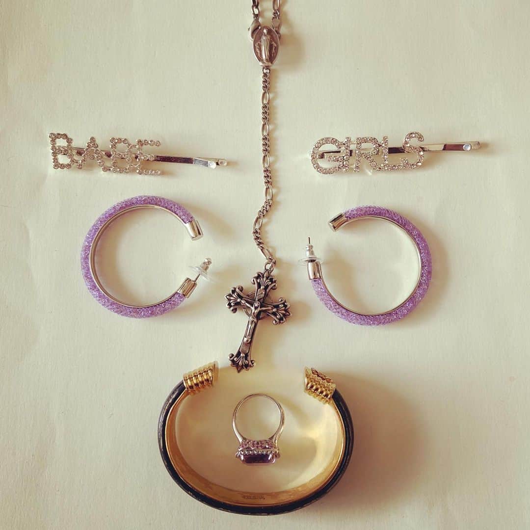 おおたうにさんのインスタグラム写真 - (おおたうにInstagram)「"BABE" "GIRLS" hairpin / @hm  purple hoop earrings / @swarovski  silver cross pendant / vintage black leather bangle / @loewe  lavender amethyst ring / ISETAN Shinjuku ラフォーレのセールに飛び込んで2500円で買ったモーヴピンクのスエットワンピース、母に借りてるこのスワロピアスを合わせると同じ色！あれ？紫なの？と不思議です💜 裏にガーネットが嵌め込まれている十字架は、なんかすごいやつだったらどうしよう！と思ったけど、そーでもなかった( ´ ▽ ` ) お誕生日プレゼントを届けに池尻まで行きました。 #今日のアクセサリー #accessoriesoftheday #vintage #fashion」1月31日 12時52分 - outa_uni