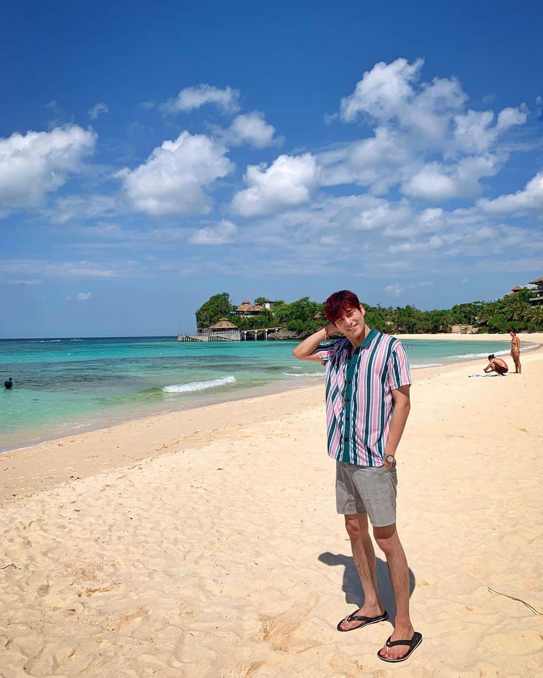 チェ・ソンジュンのインスタグラム：「On the beach 😝 #Boracay #보라카이」
