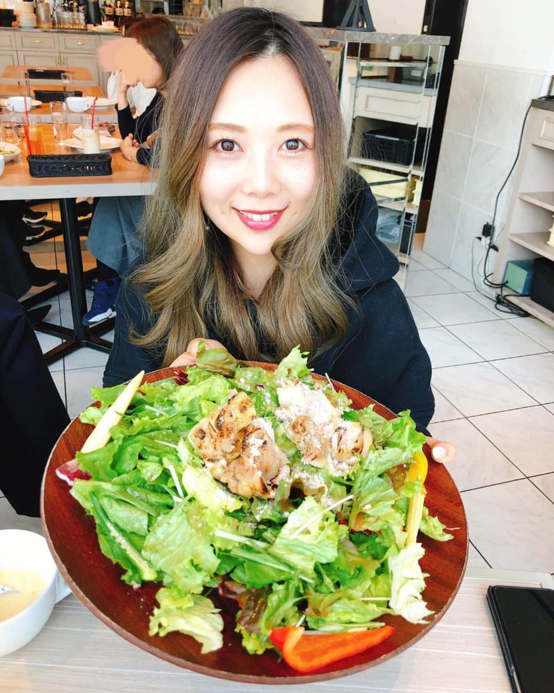 西村季里子のインスタグラム：「・ 今年もお昼サラダ生活は できる限り続けようと思う🥗 痩せたいから、っていうより、 わたし、サラダ、とても好き！！！ . 「1ヶ月同じ物しか食べられない ってなったらなに食べる？」 って聞かれて、 「サラダ！」 って答えてしまった🥰 でもできるならここのお店の このサラダがいいなぁ💓 (フォカッチャ付きでお願いします) . #ランチ#lunch#お昼#サラダ#サラダランチ #おばけサラダ#って勝手に呼んでる #フォカッチャ#うまいんだこれが #常連#これしか食べない #もうそろそろいつものやつでってお願いしてもいいかな #それよりさ#今日で1月終わり#って #おかしくない？#どしたの？ #こうして年取ってくの？#恐怖 #follow#followｍe」