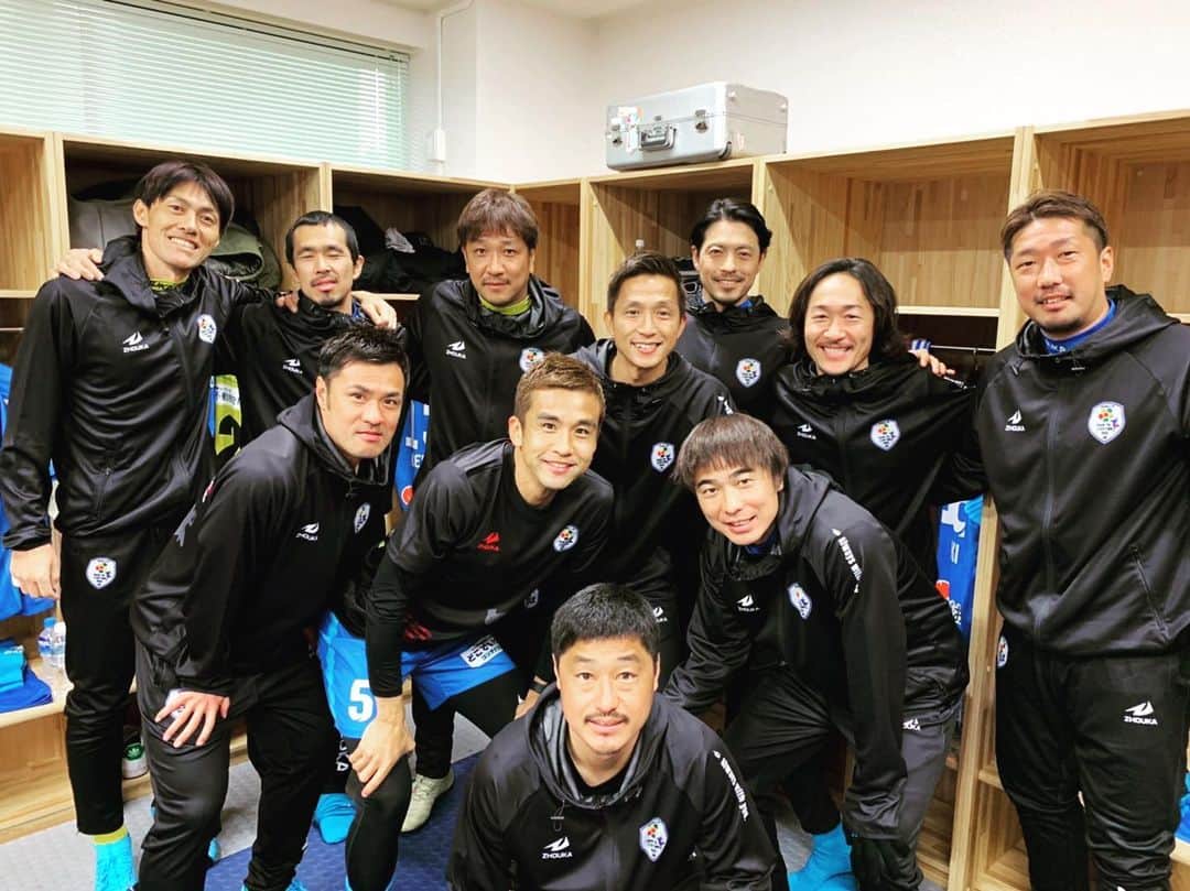のインスタグラム：「巻誠一郎⚽️引退試合 ・ って、本人がいない。笑 ・ 素晴らしい引退試合でした👍 ・ #soccer #football #kumamoto #忘れてた @sgss.18 @takashi_fukunishi @narazaki.csf @junichi_inamoto17」