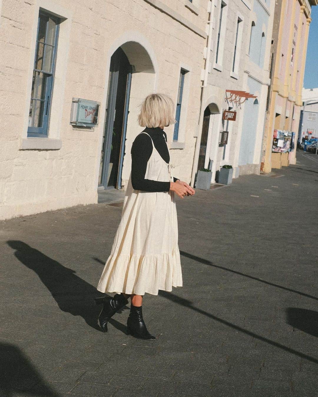 SPELLさんのインスタグラム写真 - (SPELLInstagram)「Our girl @karissasparke wandering the streets of Tasmania in our Bella Midi Dress 🍂 see more of her travels, street style + tips now on our stories and blog 💛」1月31日 13時22分 - spell