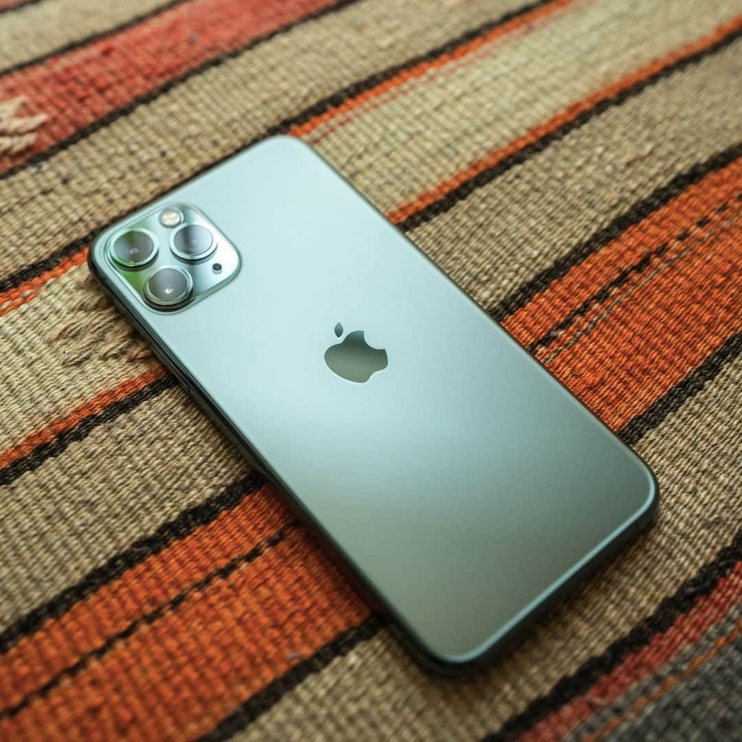 HYPEBEASTさんのインスタグラム写真 - (HYPEBEASTInstagram)「#hypebeasttech: According to a new report, @apple has become the top-selling US smartphone manufacturer in 2019. Reports from Strategy Analytics say the leap is due to significant iPhone 11 sales, as Apple nabbed 18.9 percent of the market. Apple even outpaced its previous report in 2018 during the time by shipping seven percent more smartphones.⁠ ⁠ Overall, smartphone sales were down 2.2 percent in 2019 compared to 2018 despite a boost in the third quarter. Although manufacturers like Apple and LG were affected (23.3 percent drop), others like Xiaomi managed to grow in sales by 4.5 percent.⁠ Photo: Brian Wong/HYPEBEAST」1月31日 13時20分 - hypebeast
