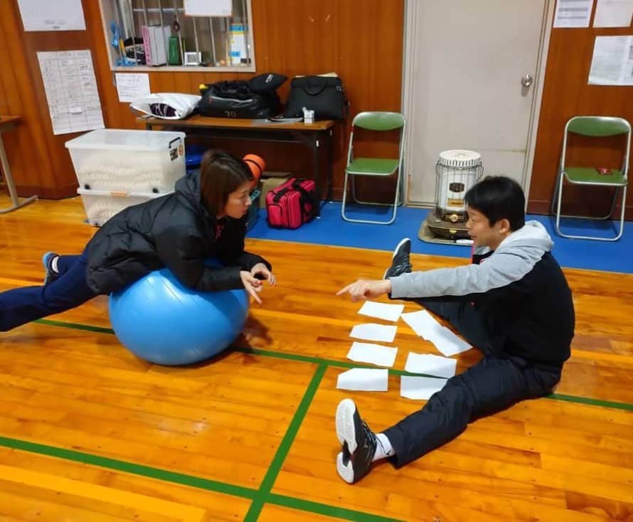 のインスタグラム：「・ ・ 高知での練習風景😂 ・ ・ 町田さんとサーキットトレーニングの種目を考えているところなんですが、自分もストレッチしながら考えてました（笑） ・ ・ #オール高知 #高知 #強化合宿」
