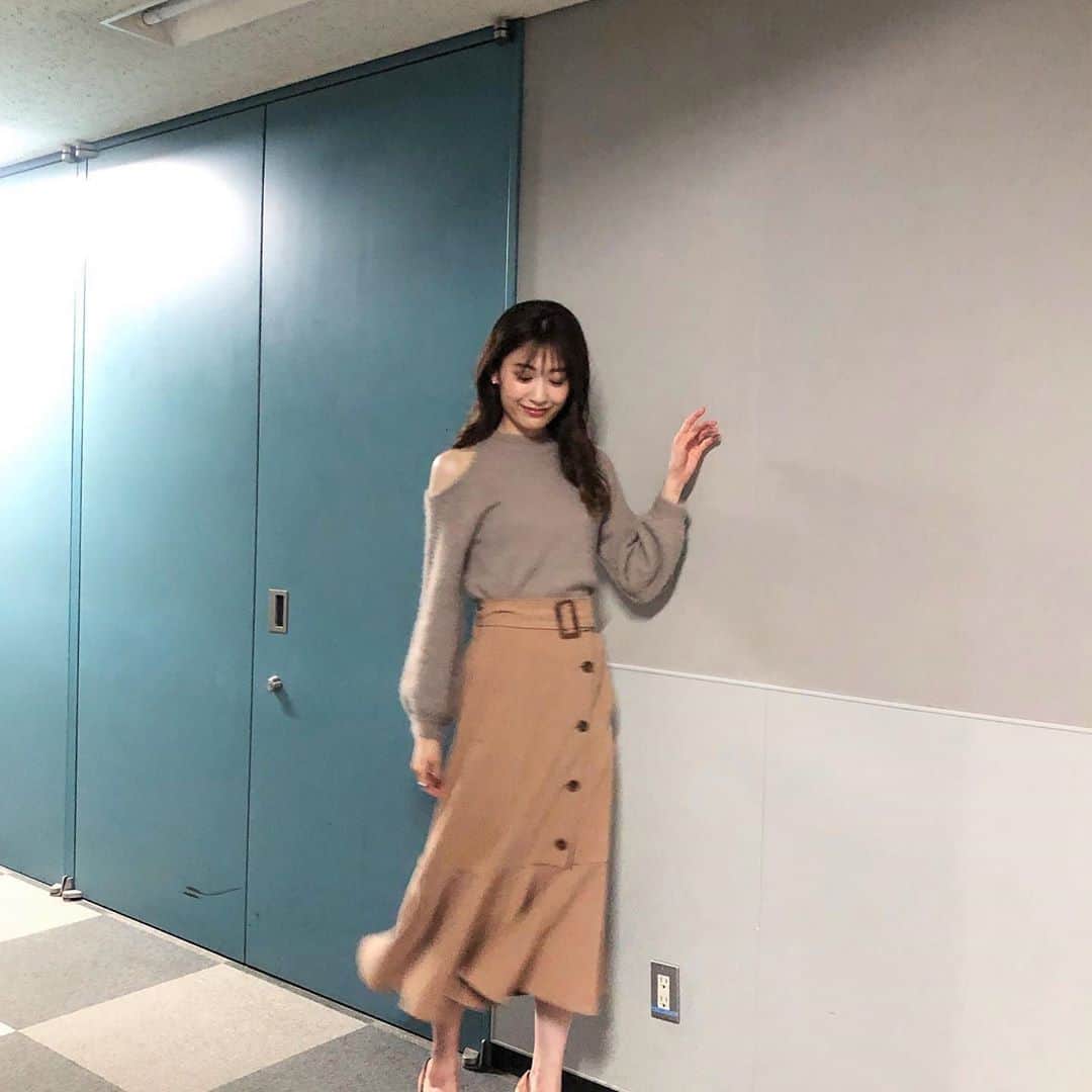 のインスタグラム：「昨日の衣装は @dazzlin_official 🧡 メイクさんがツヤ肌にしてくれました✌︎ #businessclick  #dazzlin」