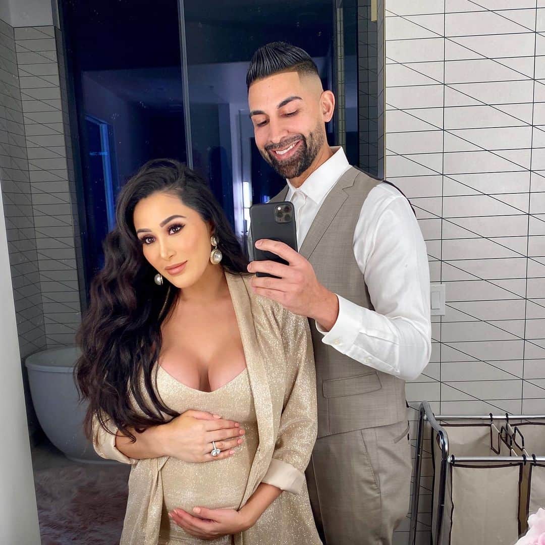 laurag_143のインスタグラム：「Ready for our launch party 🎉 #lauramelladoxliveglam」