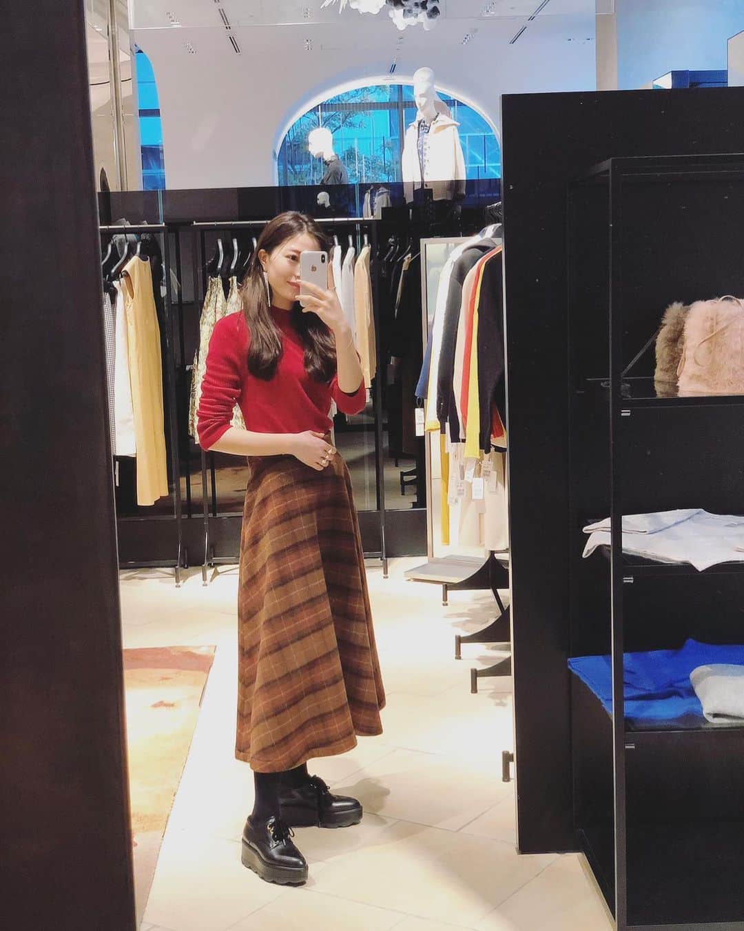 湯浅喬子のインスタグラム：「2日目ありがとうございました❤︎ 初日から沢山の方にご来店頂き、 とっても嬉しいです🙏 、 、 完売商品もでてきております🙇‍♀️ 商品の素材など動画でリクエストを 頂いているので、ストーリーにも upしていきます✨ 、 本日もお待ちしております❤︎ #KARRY#キャリー#nagoya#isetanhaus」