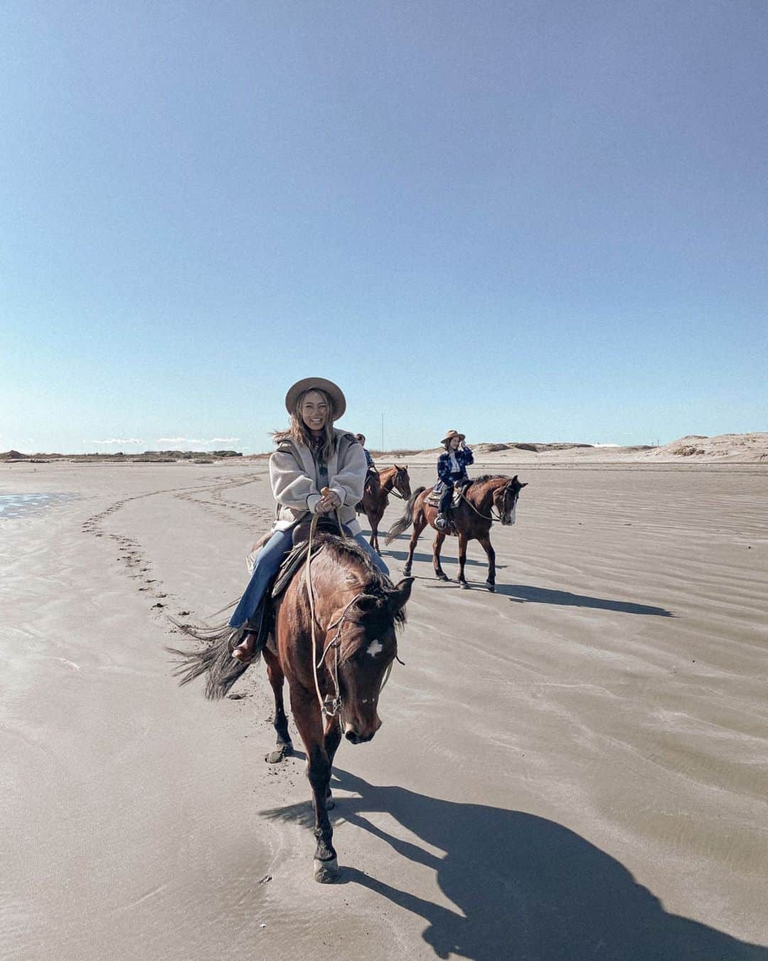 Manamiのインスタグラム：「🌞🐎🐎🐎🐎 天気が気持ち良くて馬たちに癒されて 大好きなみんなと過ごす最高の休日😊 途中2頭の馬っちが爆走🤣🤣 乗せてくれた馬っちと、乗った人の性格が 完全にシンクロしてて面白すぎた🤣🤣 また行こう🤍 ㅤ #🐎 #しばらくは日本を楽しむぞ🦌」