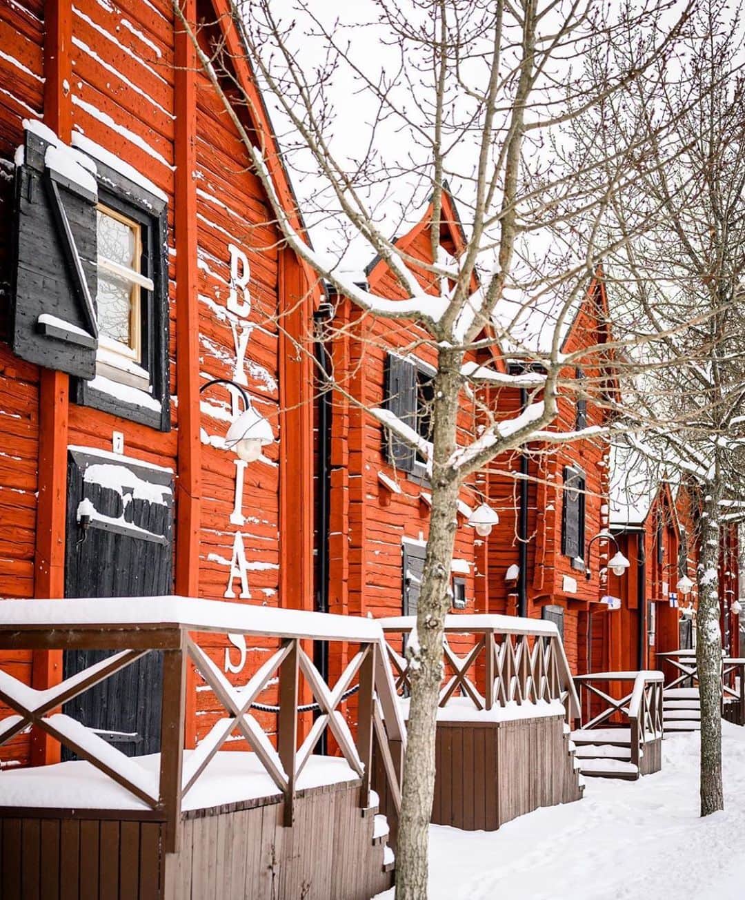 フィンランド政府観光局さんのインスタグラム写真 - (フィンランド政府観光局Instagram)「赤い木造建築と白い雪。❄️❤️ オウルから。 ． @kuosmanenjoona さんの写真。Kiitos！」1月31日 13時35分 - visitfinlandjapan