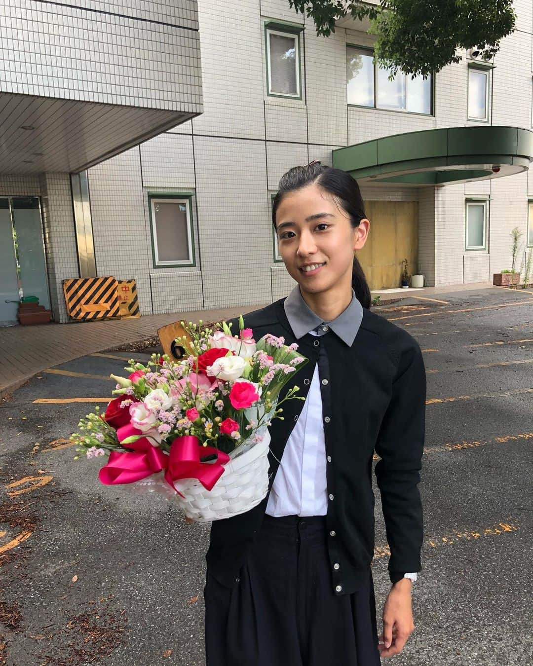 黒島結菜マネージャーのインスタグラム：「﻿ みなさま、こんにちは！﻿ ﻿ 今夜、「十二人の死にたい子供たち」が﻿ 日テレ金曜ロードショーで21時より放送されます！﻿ ﻿ もう観たよ！という方もまだ観てないな〜という方も是非ご覧いただけると嬉しいです！﻿ ﻿ ※写真はクランクアップ時のものです💐﻿ ﻿」