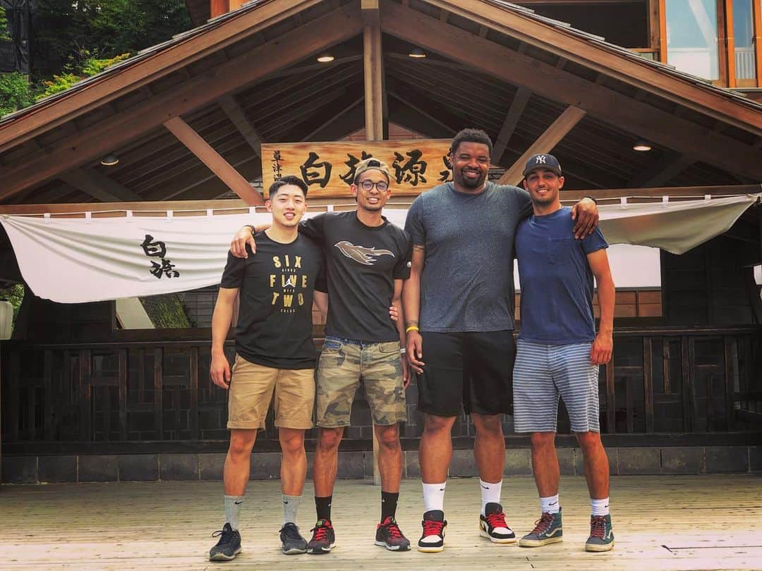 のインスタグラム：「#tbt #thisismyfamily #brothers 👨‍👨‍👦‍👦 @vic._.johnson @r33ses.peaces @dylan.yama @amon.fenix」