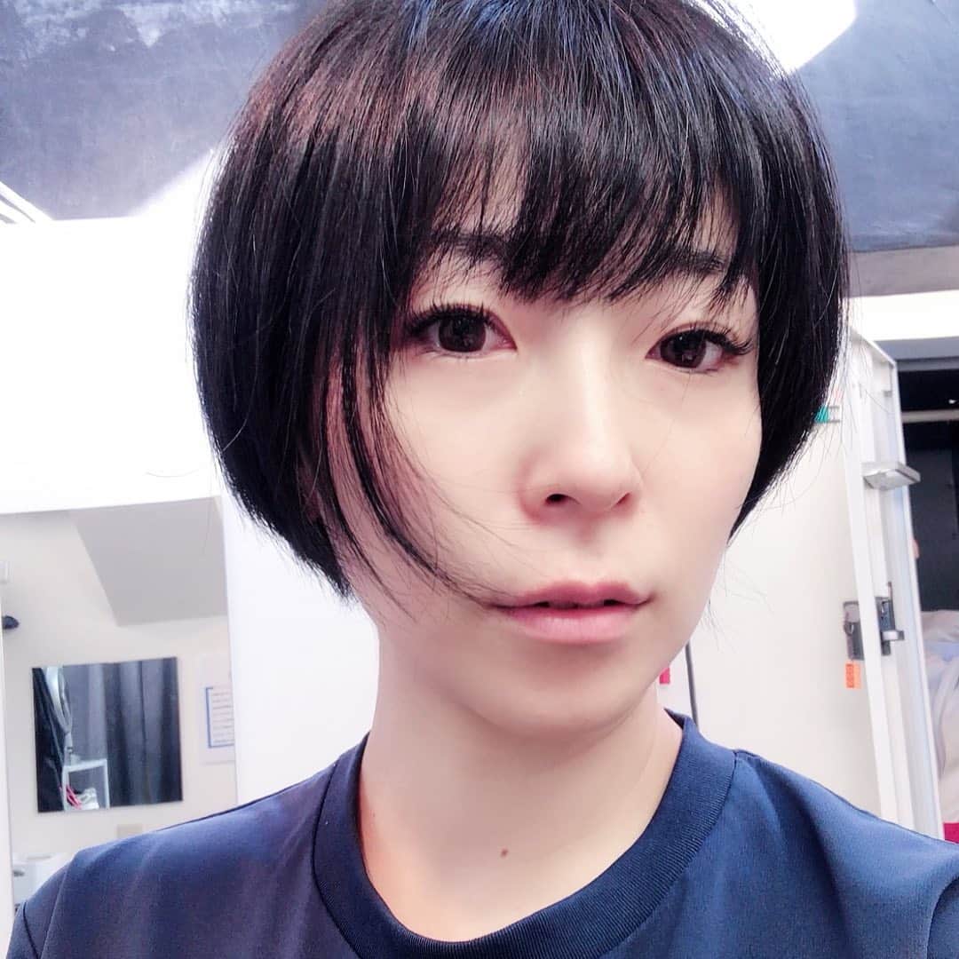 のインスタグラム：「そうそう、髪切った✂️ そしてジム行った。 女性トレーナーがギリギリを追い込んでくる。  #bravo #田町 #パーソナルトレーニング」