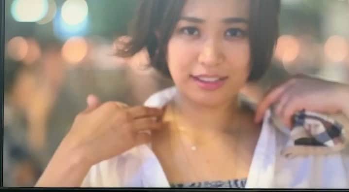 二宮愛のインスタグラム：「「いこ、焼き鳥。ほぉら。」 真夏の博多をふと思い出した。 何故だろう。今日は夏が恋しい。  湿気った風が、アスファルトから返ってくる熱をまだ帯びている時間。 ベタついた顔に張り付く髪に多少イライラしながら、キンキンに冷えたビールを飲む。  美味しいのは最初の方だけで、ぬるくなったらチェイサーに早替わり。 こんな時、ハイボールか白ワインをすかさず注文してくれる人が好みだな、なんてアホな事を考え始めた頃に、やっと来るお通し。 料理の注文は好きなもん頼んどいてよ、勝手につつくから。  紫と橙という正反対の色同士が混じり溶けていく空を見つめながら、目の端には水面に映り込む街灯を捉えている。  程よく焦げた良い匂い、後で鶏皮頼んでもらおう。 会話するには遠い席、もう少し酔えば距離も縮まるだろう。  五感が夏に染まる。  Memory Recorded by @jida_stagram」