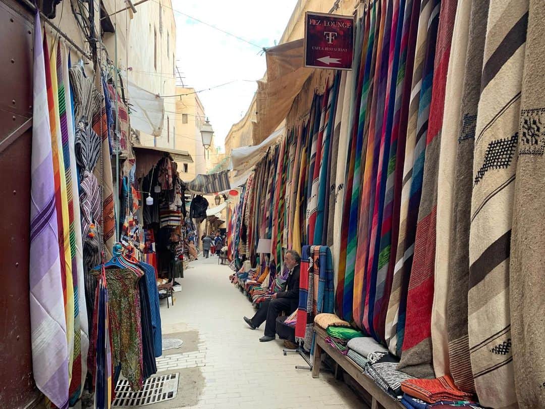 早川茉希さんのインスタグラム写真 - (早川茉希Instagram)「【世界一の迷宮都市フェズ🇲🇦】 ・ 一体いつまでモロッコ投稿が続くんだい と自分でも思ってきたけれど🤣 こちらがモロッコ滞在の最後の都市、 かつての首都だった#フェズ です‼️ ・ 複雑に入り組んだ旧市街（メディナ）は 世界遺産に登録されています✨  Googleマップと位置情報がなかったら 私は確実にホテルに戻れない🤣 （位置情報は時々狂う📶） ・ フェズでは、#タンネリ と呼ばれる 本革の皮なめし工場を見学🏭 男性達が染料に手を入れて 染め上げる工程を見ることができます！  1枚目は、案内してくれた女性の家の アルガンオイル店🌿 隣でお母さんが作業していました🧕🏻 写真はタダだよ〜と言われて入ったけど 商品をたくさん紹介してくれたので やっぱりタダでは帰れなかった🤣  ドライバーさんから人気と聞いた #アボカドオイル はスーパーで買いました🥑  #morocco #fez #モロッコ #モロッコ旅行 #フェズ観光 #メディナ #皮なめし工場 #客引きが多い #迷宮都市 #世界遺産 #世界の絶景 #タビジョ #旅行好き #アルガンオイル #モロッカンオイル」1月31日 13時57分 - maki_hayakawa