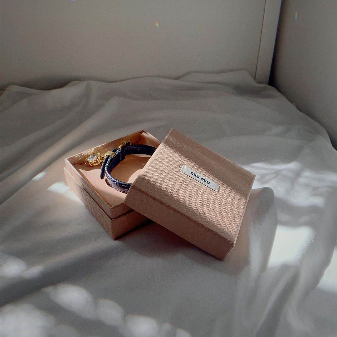 前田亜美のインスタグラム：「. . MIUMIU𓂃𓈒𓏸. . . ネイビーのブレスレット¨̮. . 初のMIUMIUアイテム。. 前に貰ったんです。頂きものやお下がりは気持ちが入ってるし選んでくれてる時間を考えると嬉しい。. . 大切にする。載せてなかったので今更𓂃𓈒𓏸笑. . . . #MIUMIU #ブレスレット #MIUMIUブレスレット  #加工の仕方ちょっと変えていこうかな」