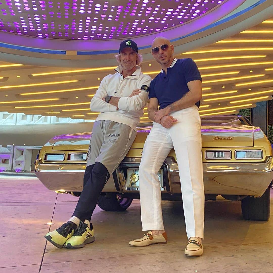 マイケル・ベイのインスタグラム：「Me and Pitbull.  We just finished working together.  Ok I’m wearing my sweatpants. I was operating camera all day @pitbull」