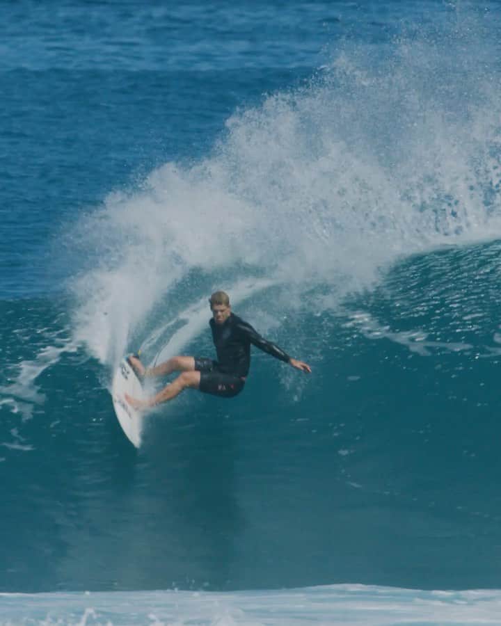 ジョン・ジョン・フローレンスのインスタグラム：「After Pipe Masters, I took a month off of surfing to continue training full time. Just got back in the water this past week and the waves have been so fun !! Taking the brace off feels really good and free. Just starting to go through all of the movements again, finding some rhythm. Big thanks to @drwarreng the new knee feels solid !」