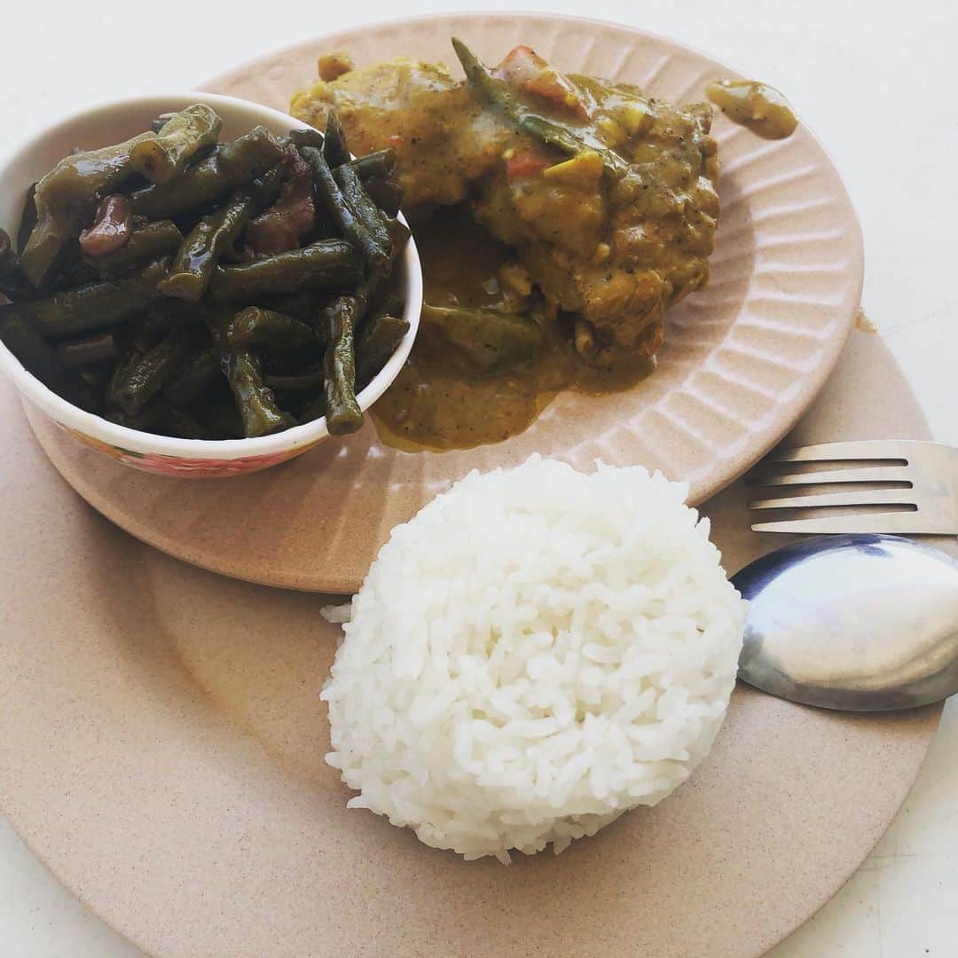 津久井智子さんのインスタグラム写真 - (津久井智子Instagram)「#cebu  #英語留学  #fourword のビルの下階にある食堂。 ご飯に2〜3品選んで盛ってもらって100ペソ(200円)前後なので、大学の学食並みに安い！ フィリピンの料理は辛くなくて、中華っぽくて味付けは食べやすいけど全体的に味が濃くて、お米がないと食べられないくらい甘辛しょっぱい。 肉＋米がメインのものが多くて、野菜がなかなか摂れないので、なるべく野菜が食べられるお店をさがす感じ。」1月31日 14時16分 - tomokotsukui