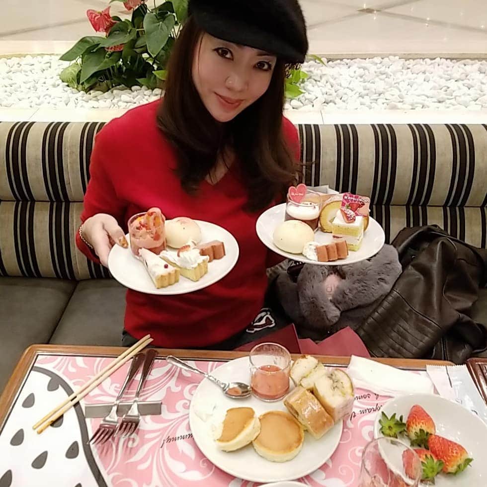 今堀恵理さんのインスタグラム写真 - (今堀恵理Instagram)「ニューオータニ大阪で今年も始まりました。「新・ホテルでいちご狩り」🍓🍓 今年はイチゴとチーズなんです❗ チーズを使ったイチゴスイーツが並んでます。 セーボリーにもチーズ そしてピエールエルメのパフェ サンドイッチも充実😍⤴ テーブルいっぱいに @papetto100  さんと食べました フレッシュ苺も美味しかったです  １階「SATSUKI LOUNGE」です  #ニューオータニ大阪　#ストロベリーブッフェ #いちご大好き #カツサンド 　#あまおう　#チーズケーキ 　#いちごチーズケーキ 　#パティスリーsatsuki  #cheeses  #スイーツ部」1月31日 14時19分 - eriimahori