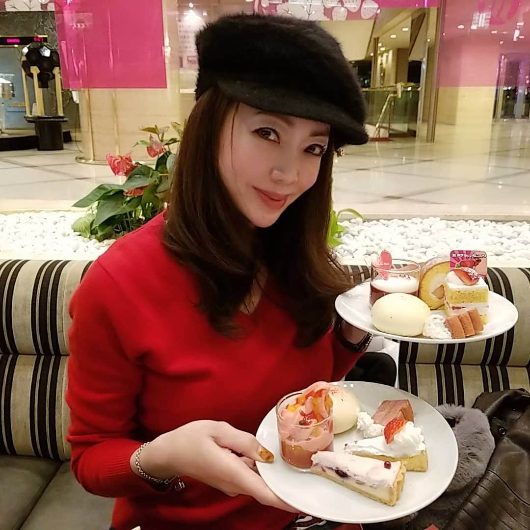 今堀恵理さんのインスタグラム写真 - (今堀恵理Instagram)「ニューオータニ大阪で今年も始まりました。「新・ホテルでいちご狩り」🍓🍓 今年はイチゴとチーズなんです❗ チーズを使ったイチゴスイーツが並んでます。 セーボリーにもチーズ そしてピエールエルメのパフェ サンドイッチも充実😍⤴ テーブルいっぱいに @papetto100  さんと食べました フレッシュ苺も美味しかったです  １階「SATSUKI LOUNGE」です  #ニューオータニ大阪　#ストロベリーブッフェ #いちご大好き #カツサンド 　#あまおう　#チーズケーキ 　#いちごチーズケーキ 　#パティスリーsatsuki  #cheeses  #スイーツ部」1月31日 14時19分 - eriimahori