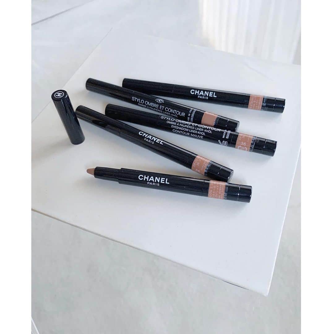 佐川理佳のインスタグラム：「@chanel.beauty  STYLO OMBRE ET CONTOUR  no.36 CONTOUR MAUVE 好きすぎてストック用に同じ色を5本も買ってしまったくらい好き❤︎ マットなんだけどしっとり。ライナーとして使ったりシャドウとして使ったり。 メイクしてるけど、あんまりしてるように見せたくない気分の時もすごく良い。自然な影をつくって彫りが深いように見せてくれるけど、ベージュにほんの少しピンクみがかっているので顔色わるくならないところがまた良いのです。 5本持ってても不安になるくらいお気に入り❤︎」
