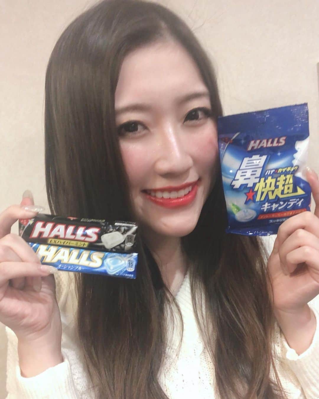 のインスタグラム：「. 最近流行っているもの（鼻スッキリするやつ流行ってない？）の飴バージョン、ホールズ っていうものをいただきました☺️ この「ホールズ」っていうキャンディ食べてみたんだけど、すーっていい香りがして鼻も周辺も 笑 スッキリしたー！ 爽やかなソーダ味も◎ 妹もたべれたよ！ このキャンディあげるとこの時期特に喜ばれるし、頭も身体もふにゃぁーってしちゃう時も使ってる☺️笑 . #鼻むずホールズチャレンジ っていうのやってるんだって！ 一緒にやろー！ . . . . .  #ホールズ #はなスッキリ! #爽快 #鼻むずホールズチャレンジ #PR #モデル #タレント #インフルエンサー #爽快感 #スッキリ #飴 #キャンディ #おすすめ #お気に入り #model #me #smile #influencer #candy」