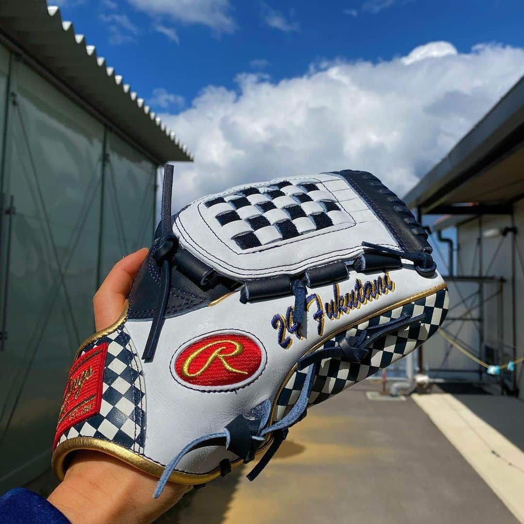 福谷浩司のインスタグラム：「今年のゴロ捕グラブ✨  オリンピックカラーだそうです🙂  #ローリングス #rawlings #やっと沖縄らしい天気」