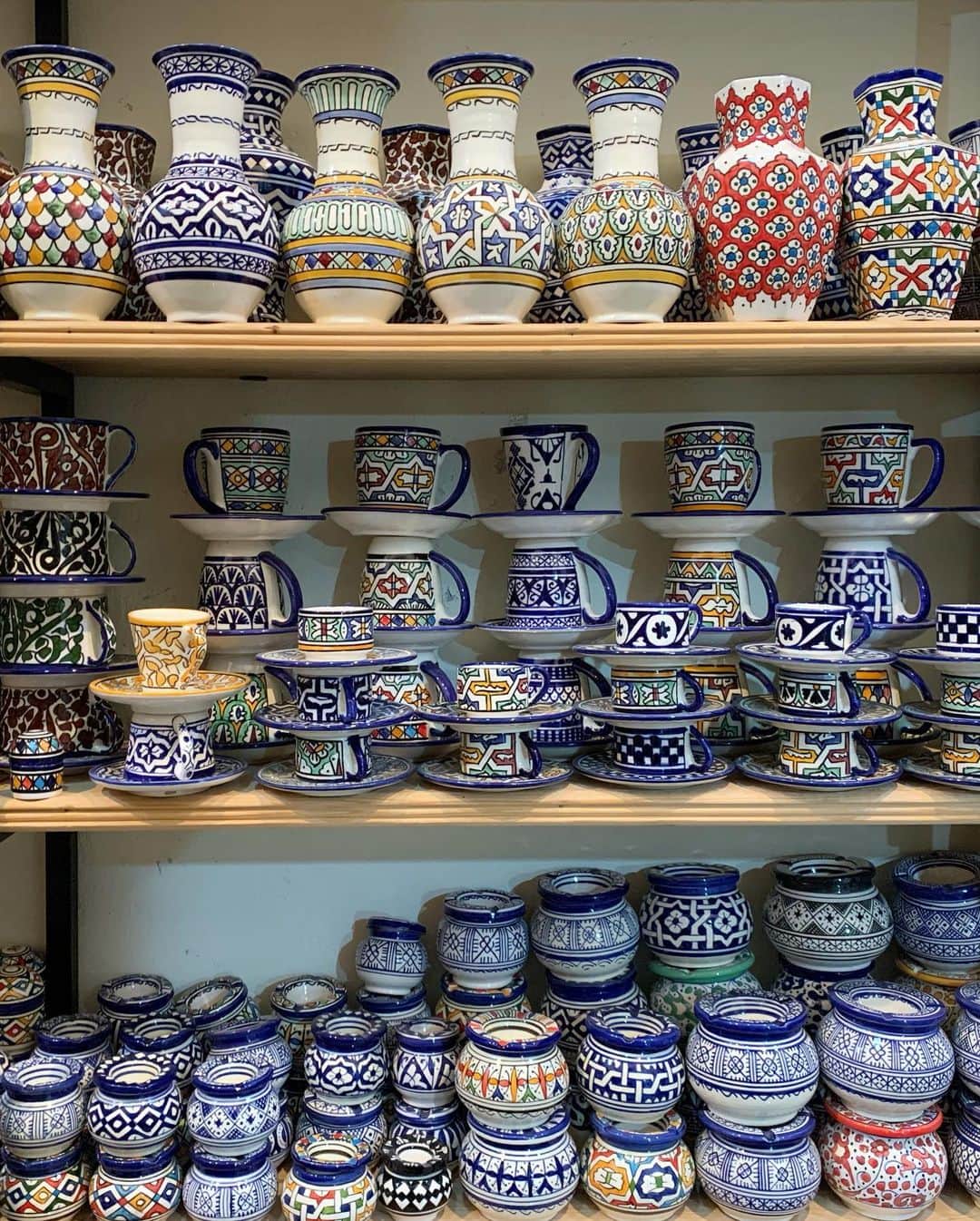 早川茉希さんのインスタグラム写真 - (早川茉希Instagram)「【💙フェズ焼き💙】 旅先では、その地域の陶器を探すのが楽しみの一つ✨  モロッコの陶器は、カラフルなものと、 白い器に#フェズブルー と呼ばれる 青色で描かれたものがありました💙  お店の人によると、レンジ🆗食洗機🆗👌🏻 （食洗機はちょっと不安😂） ・ 「すごく丈夫なんだ！見て！」って お皿を地面に置いて乗っかっていたけど、 ヒビ一つ入りませんでした‼️ ・ たしかに、丈夫だ‼️😳 ・ でもそれ、売り物ですよね❓😂👣笑  湯飲みにできそうなフェズブルーのカップを 購入してきました💙  #morocco #fez #medina #モロッコ #モロッコ旅行 #フェズ #フェズ観光 #モロッコ陶器 #モロッカン雑貨 #陶器好き #その国のカラーがあって面白い #タビジョ #旅行好き #世界遺産 #世界の絶景」1月31日 14時47分 - maki_hayakawa