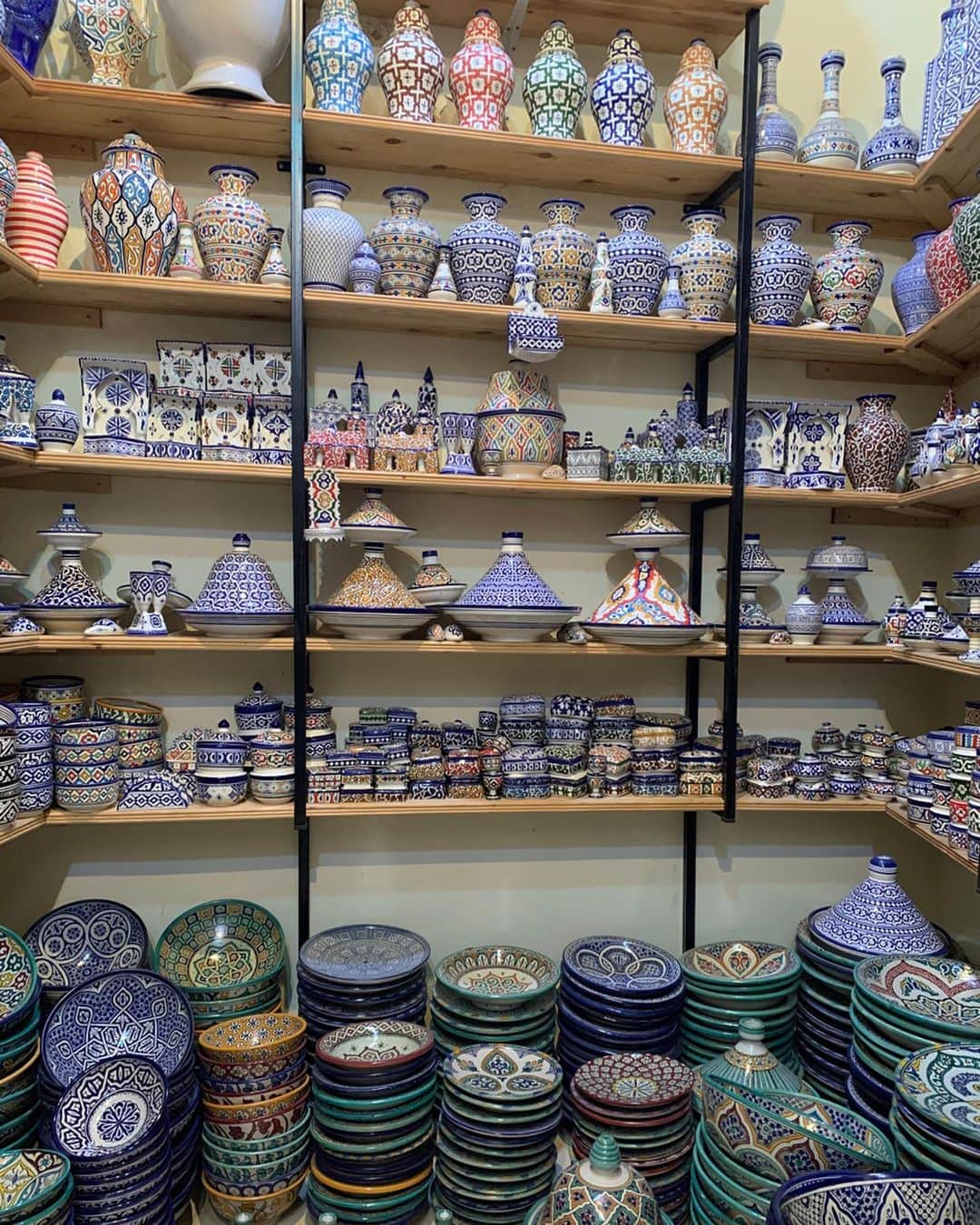 早川茉希さんのインスタグラム写真 - (早川茉希Instagram)「【💙フェズ焼き💙】 旅先では、その地域の陶器を探すのが楽しみの一つ✨  モロッコの陶器は、カラフルなものと、 白い器に#フェズブルー と呼ばれる 青色で描かれたものがありました💙  お店の人によると、レンジ🆗食洗機🆗👌🏻 （食洗機はちょっと不安😂） ・ 「すごく丈夫なんだ！見て！」って お皿を地面に置いて乗っかっていたけど、 ヒビ一つ入りませんでした‼️ ・ たしかに、丈夫だ‼️😳 ・ でもそれ、売り物ですよね❓😂👣笑  湯飲みにできそうなフェズブルーのカップを 購入してきました💙  #morocco #fez #medina #モロッコ #モロッコ旅行 #フェズ #フェズ観光 #モロッコ陶器 #モロッカン雑貨 #陶器好き #その国のカラーがあって面白い #タビジョ #旅行好き #世界遺産 #世界の絶景」1月31日 14時47分 - maki_hayakawa