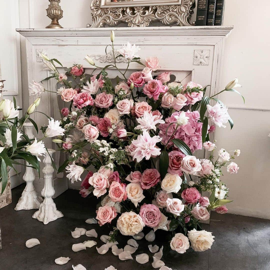 Florist.janeさんのインスタグラム写真 - (Florist.janeInstagram)「벽난로 장식 💕 꽃이 나오다 못해 토하는 느낌으로다가 ㅎㅎㅎㅎ아시쥬 ? #블스창업반 . . . . . . . . . . #flower #flowers #florist #daily #꽃 #꽃스타그램 #플로리스트학원 #플로리스트 #플라워레슨 #꽃집창업 #공간장식 #웨딩데코 #꽃집 #학동역꽃집 #꽃학원 #꽃꽂이 #꽃장식 #플라워데코 #인테리어 #인테리어그램 #웨딩 #wedding」1月31日 14時47分 - jane.florist