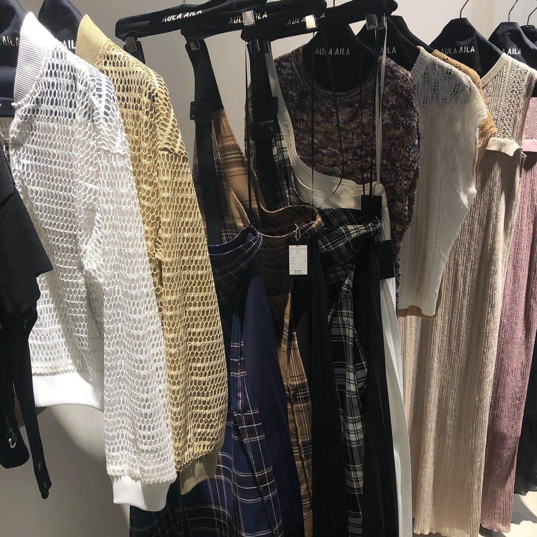 古田ちさこさんのインスタグラム写真 - (古田ちさこInstagram)「@aulaaila_official EXHIBITION 2020HIGH SUMMER & PRE FALL 🍂🍂 大好きなブランドの展示会へ 久奈ちゃんと行ってきました🤍 1枚目に着てる上下をオーダーしたよ✳︎ デニムスカートは素材違いを去年オーダーしていておそらく昨年一番履いたスカート🏅 ラインが綺麗で下半身がすっきり見えるの❕ おっきいお尻がカバーできるの❕笑(動画みてみて👀🌟) 久奈ちゃんともお揃い🤍🤍 ユニフォームにも絶対似合うな〜⚾️♩ @manamitsukano マナティ有難う😘💋 . #アウラアイラ #fashion#展示会#2020pf #晩夏#初秋#夏服コーデ#秋服コーデ#コーデ#秋服#夏服#outfit」1月31日 14時57分 - chisakofuruta