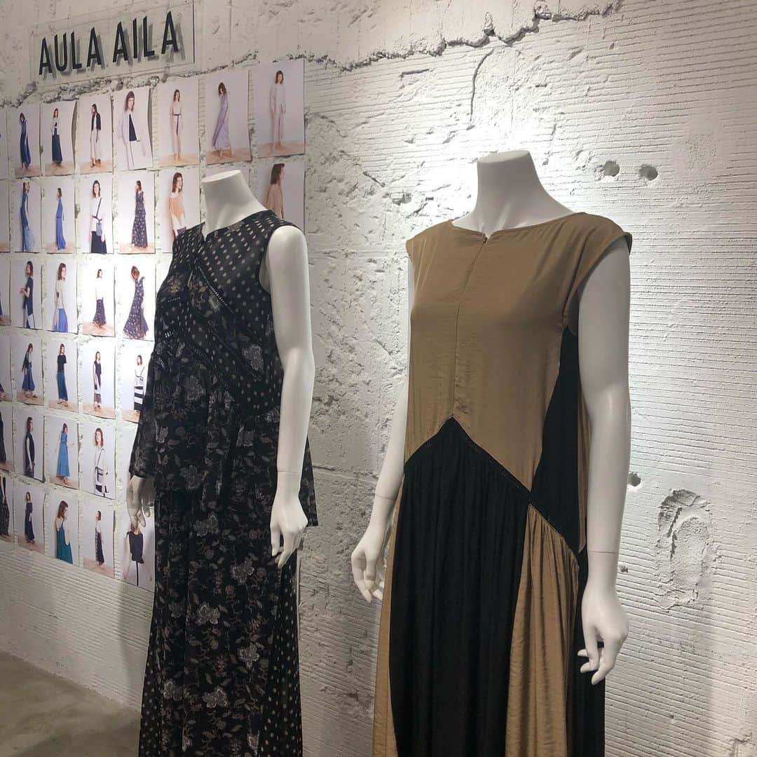 古田ちさこさんのインスタグラム写真 - (古田ちさこInstagram)「@aulaaila_official EXHIBITION 2020HIGH SUMMER & PRE FALL 🍂🍂 大好きなブランドの展示会へ 久奈ちゃんと行ってきました🤍 1枚目に着てる上下をオーダーしたよ✳︎ デニムスカートは素材違いを去年オーダーしていておそらく昨年一番履いたスカート🏅 ラインが綺麗で下半身がすっきり見えるの❕ おっきいお尻がカバーできるの❕笑(動画みてみて👀🌟) 久奈ちゃんともお揃い🤍🤍 ユニフォームにも絶対似合うな〜⚾️♩ @manamitsukano マナティ有難う😘💋 . #アウラアイラ #fashion#展示会#2020pf #晩夏#初秋#夏服コーデ#秋服コーデ#コーデ#秋服#夏服#outfit」1月31日 14時57分 - chisakofuruta