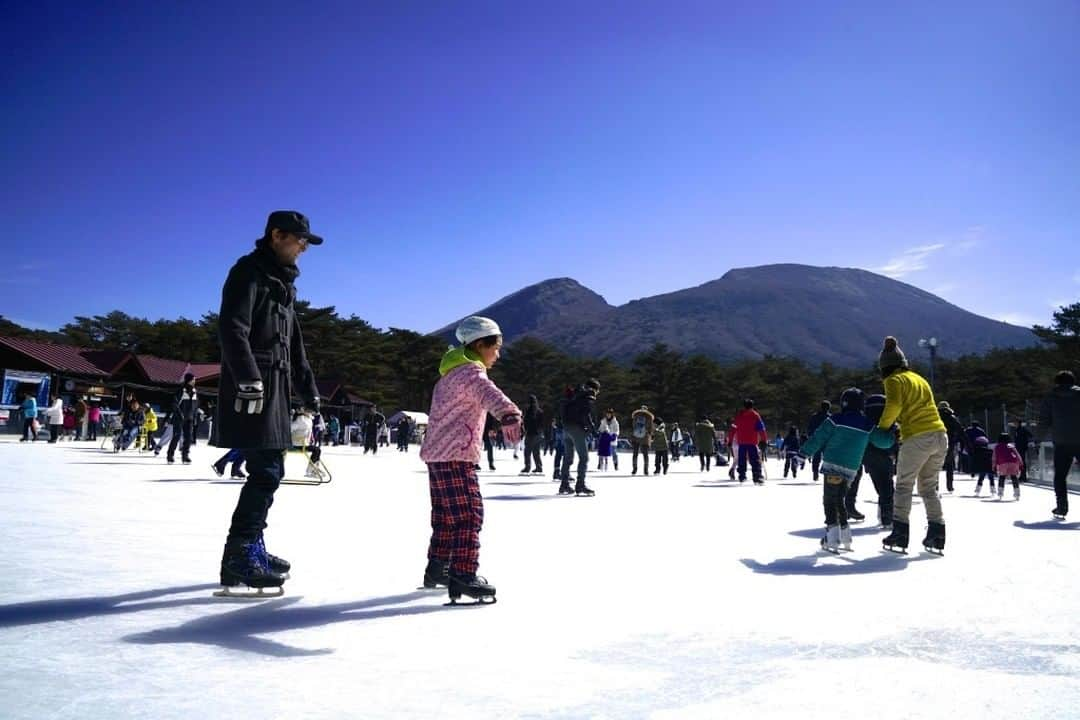 日本の国立公園さんのインスタグラム写真 - (日本の国立公園Instagram)「Follow: @nationalpark_japan⠀ Location: Ebino Plateau/宮崎県えびの高原⠀ .⠀ The Ebino Plateau Ice Skating Rink in Kirishima-Kinkowan National Park is Japan's southmost outdoor skating rink, which is open every day from the end of November through the end of February.⠀ At times when Mt. Karakunidake looks all white with rime, skating becomes such an exhilarating experience here at Ebino Plateau.⠀ .⠀ On our Instagram, we will also share wonderful photos of National Parks of Japan posted on Instagram with the tag #nationalparksjp. We look forward to your participation!⠀ .⠀ #KirishimaKinkowanNationalPark #霧島錦江湾国立公園 #宮崎県 #鹿児島県⠀ .⠀ #NationalPark #nationalparks #nature #findyourpark #instafollow #japan #landscape #landscape_lovers #ourplanetdaily #landscapephotography #hiking #outdoors #traveling #travel #explore #visitjapanjp #日本 #國家公園 #일본 #국립공원 #国立公園」1月31日 15時00分 - nationalpark_japan