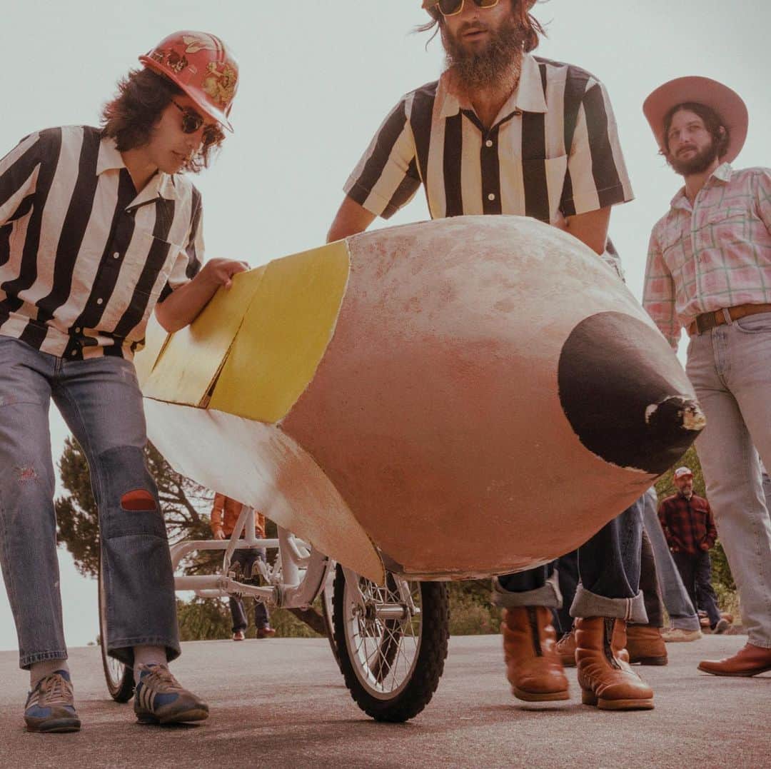 のインスタグラム：「#LevisVintageClothing #SS20  今シーズンのテーマは“Soap box”。1975年からサンフランシスコで、手作りのソープボックスレースカーで曲がりくねった坂道を下るというエキセントリックなレースが行われました。  当初のスポンサー企業の一つであったリーバイス®が、60-70年代のリーバイス®アーカイブや、ソープボックスダービーに参加したアーティストにインスピレーションを得たコレクションを展開します。  #SoapboxDerby  #復刻 #リーバイス #levis」