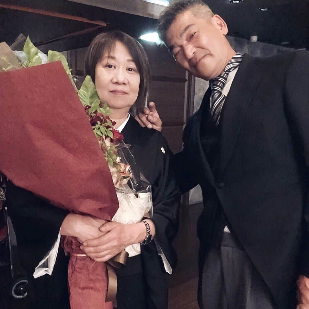長谷川唯のインスタグラム：「・ ・ パパが20年間ドライバーのお仕事をしてきて今日で最後のお仕事。ママは20年間のお弁当をパパに作ってきた。 ・ ・ ほんとうに2人共お疲れさま🥺😭❤️そしてママの支えがなければ成り立ってなくてパパの頑張りがママを幸せにしてるね❤️家族を守ってくれてありがとう✨ ・ ・ また新しいスタートが始まるね😌👏🏻楽しんでね、パパママ😍✨love💋💋💋 ・ ・ #20年間お疲れ様でした #family #パパ #ママ #love #happy #familyphoto #大好き」