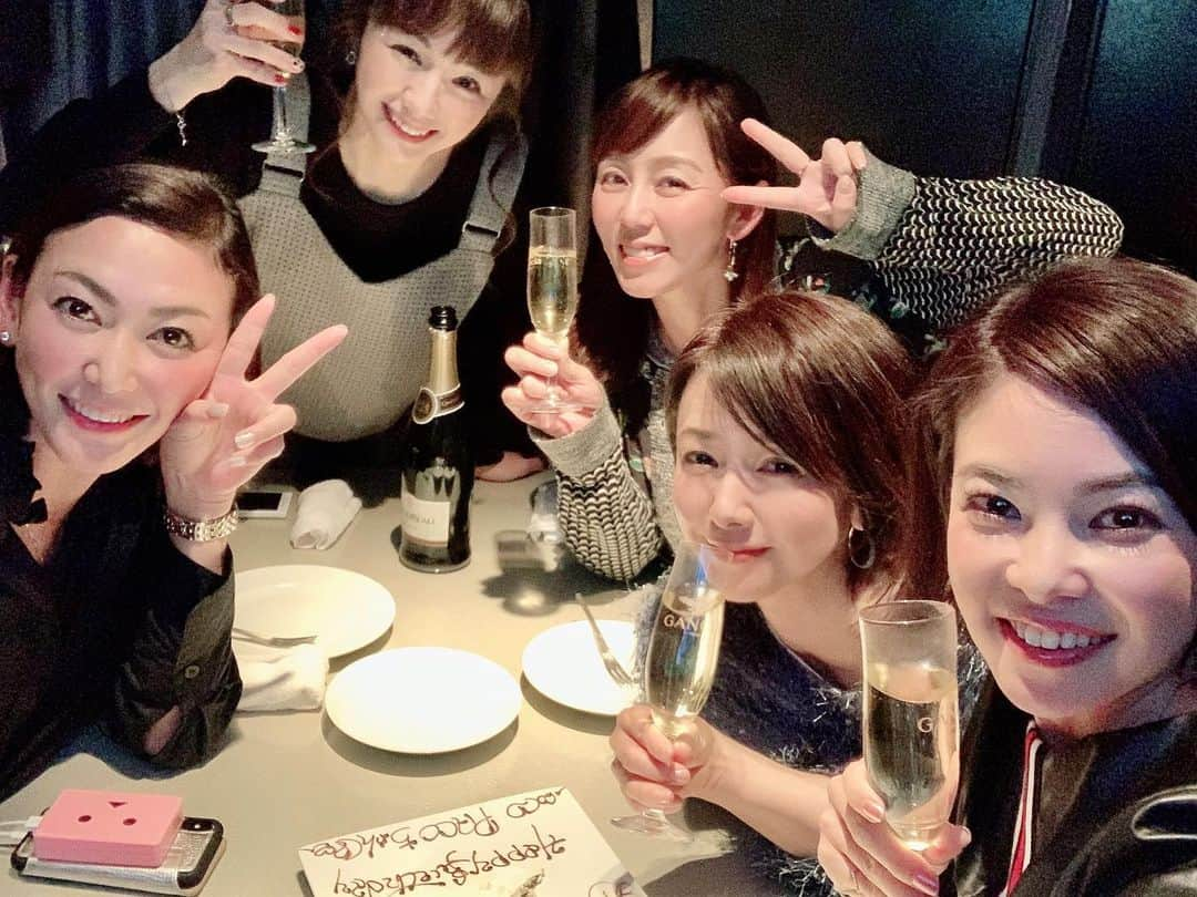 吉田玲奈さんのインスタグラム写真 - (吉田玲奈Instagram)「電波子ちゃんお誕生日PARTY🎂🎉仲良しメンバーでお祝い🥂🥂おめでとう😘長〜いお付き合い❥おばあちゃんになってもお誕生日PARTYやろうね〜🤣🎉笑顔の多い1年になりますように✨ #電波子 ちゃん #進め電波少年 #アイドル #お誕生日会  #ハタチからのお付き合い #女子会 #熟女会 #自立女子 #オトナ女子 #楽しい時間をありがとう #みんなが幸せでありますように」1月31日 15時19分 - reina.yoshida.ciel.1218