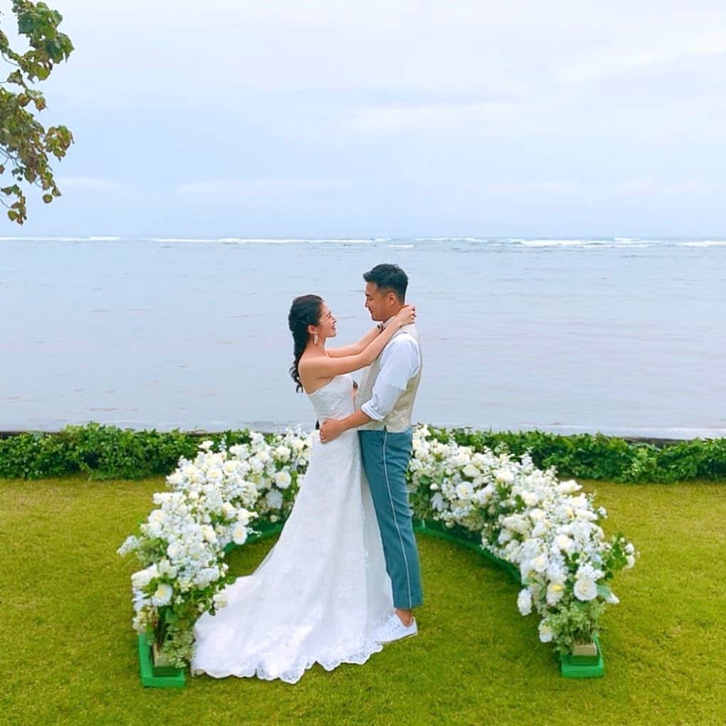 中田早保さんのインスタグラム写真 - (中田早保Instagram)「. 最後は二人の素敵な写真🥰 二人らしい結婚式は、笑いあり涙ありの本当に素敵な式でした✨ 一生懸命準備してた姿を見てたから尚更感動したなぁ🥺💕 素敵な結婚式に招待してくれて、素敵な時間をプレゼントしてくれて本当にありがとう！！！ これからもお幸せにね😍✨ . #Hawaii#wedding#happy#party#結婚式#幸せいっぱい#誓いのキスの前に#失礼します#礼儀正しい#笑#私たちの写真#いらないと言わないでね#❤️」1月31日 15時33分 - saho_02