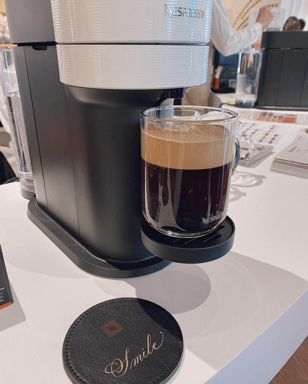 翁安芸さんのインスタグラム写真 - (翁安芸Instagram)「NESPRESSO VERTUO❤️ @nespresso.jp  ネスプレッソの新コーヒーシステム VERTUO(ヴァーチュオ)を体験できるイベントへ。  ふわふわのクレマとコーヒーをマグカップの中で混ぜて飲む、やわらかい口あたりの新感覚コーヒー✨ とっても美味しく至福のひととき🥰  自宅でマグカップで飲みたい私にもぴったりなビックサイズも嬉しいです🌟  イベント中は、CM体験動画やコースターにカリグラフィーを描いてもらえるプレゼントも。  昨日から2月2日まで、六本木ヒルズで体験イベントが開催されているので、ぜひチェックしてみてください❤️ 場所：Hills Café/Space 東京都港区六本木6-10-1 六本木ヒルズ 森タワー　ヒルサイド 2F  日時：1月30日から2月2日  #nespresso #クレマグ #ネスプレッソ #VERTUO #ヴァーチュオ #pr #akiweng #翁安芸」1月31日 15時36分 - akinyc