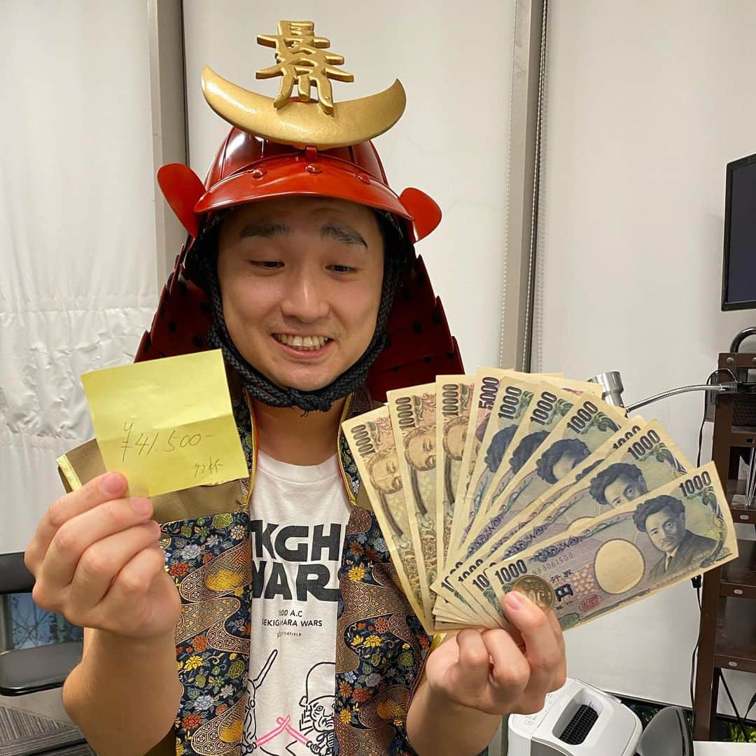 長谷川ヨシテルさんのインスタグラム写真 - (長谷川ヨシテルInstagram)「今年初の歴史ライブ終わりー！🏯 ・ ゲストには#松村邦洋 さん！ #大河ドラマ モノマネクイズを出してもらったんですが、めちゃくちゃ楽しかった〜！！！ ・ お越しくださった皆さん、ありがとうございました！ 本年もよろしくお願いいたします！ ・ あ、あと… 去年公約してしまったので…… ・ クイズ番組でゲットした100万円を元手に、歴史ライブのお客さんにドリンクを一杯ずつ奢らせていただきました！ ・ おぉ、シビれる金額だぜ……💰笑 ・ #歴史ライブ #軍師と足軽  #ロクモンジャー  #はんにゃ金田  #ブロードキャスト‼︎房野  #犬の心いけや  #桐畑トール  #私  #東京カルチャーカルチャー  #tbs #クイズオンリー1」1月31日 15時50分 - yoshiteru_hsgw