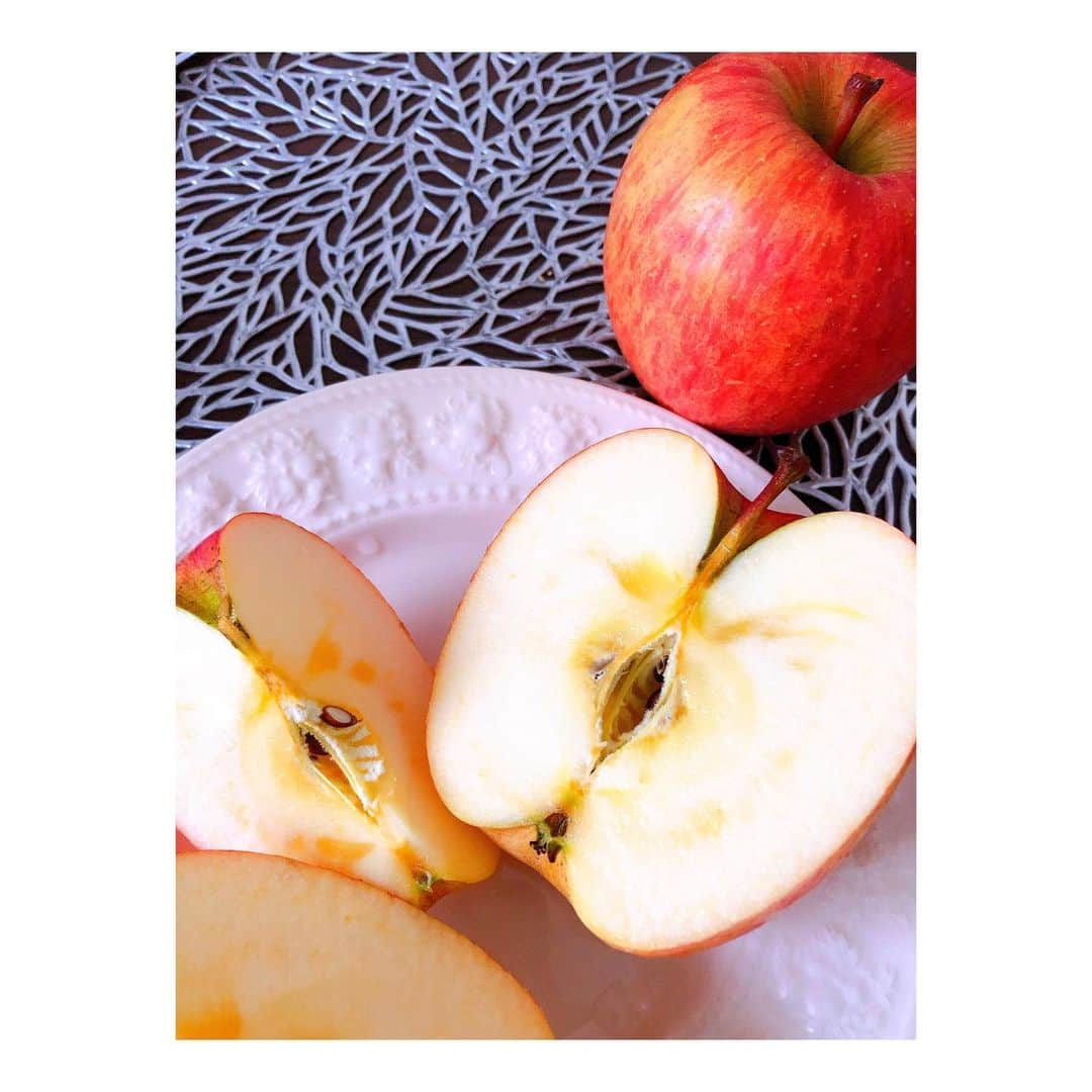 高田汐美さんのインスタグラム写真 - (高田汐美Instagram)「りんごが届いたよ❤︎ 🍎といえば#赤ずきんちゃん　#赤ないから紺でなりきるアラサーいえーいやってたのに　#何度撮っても　#毒りんご持った悪女　#いやちがう　#やっとわかった　#りんごは　#白雪姫　これただの魔女じゃんか　おわり #3枚目のりんごがいくつかないのはお察し下さい　#てへぺろ　#撮る前に食べたんだよ　#ぺろ  蜜がなくても美味しいの知ってるけどあるとやっぱ嬉しいよね🐷❤︎ グランドアップル初めて食べたけど今シーズンピカイチおいしゅうございます❤︎ #ふるさと納税  #ふるさと納税返礼品  青森県弘前市　1万円 ちなみにみんな弘前市　読める🤣？ ヒロサキて言うんだよ🤣ポコチャでリスナーの方に教えてもらったよ🤣」1月31日 15時56分 - shiominniee