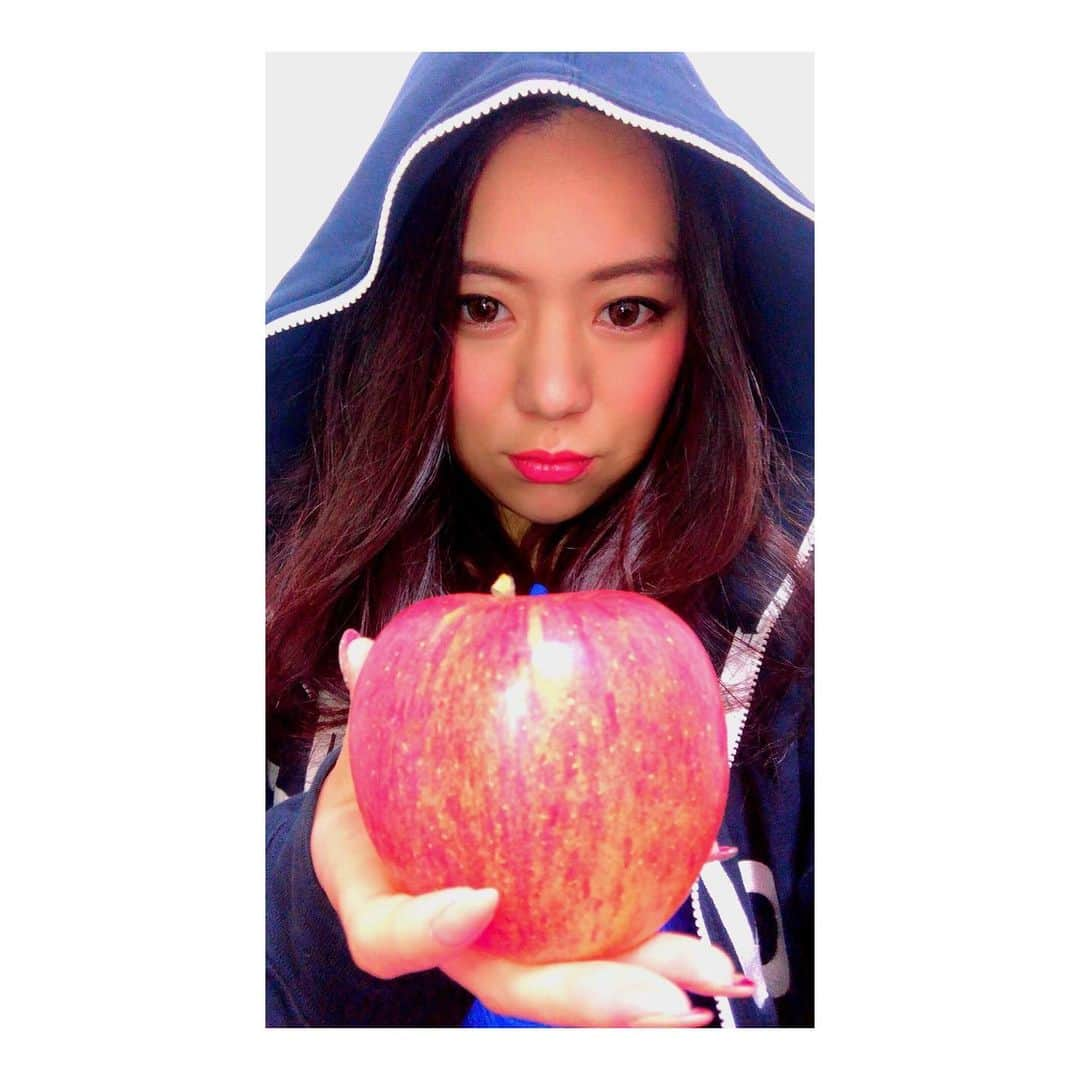 高田汐美さんのインスタグラム写真 - (高田汐美Instagram)「りんごが届いたよ❤︎ 🍎といえば#赤ずきんちゃん　#赤ないから紺でなりきるアラサーいえーいやってたのに　#何度撮っても　#毒りんご持った悪女　#いやちがう　#やっとわかった　#りんごは　#白雪姫　これただの魔女じゃんか　おわり #3枚目のりんごがいくつかないのはお察し下さい　#てへぺろ　#撮る前に食べたんだよ　#ぺろ  蜜がなくても美味しいの知ってるけどあるとやっぱ嬉しいよね🐷❤︎ グランドアップル初めて食べたけど今シーズンピカイチおいしゅうございます❤︎ #ふるさと納税  #ふるさと納税返礼品  青森県弘前市　1万円 ちなみにみんな弘前市　読める🤣？ ヒロサキて言うんだよ🤣ポコチャでリスナーの方に教えてもらったよ🤣」1月31日 15時56分 - shiominniee