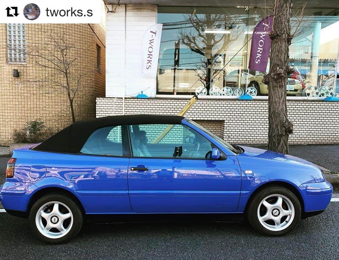 宇野薫のインスタグラム：「VWカブリオレ めちゃくちゃカワイイ乗りたい…。 #Repost @tworks.s with @get_repost ・・・ #tworks 中途半端な御宝クラブ #2001年VWゴルフカブリオレ #19年前では御宝と呼べない❓ #ただし走行距離が10620km❗️ #19年前に買い忘れた貴兄へ #何とポッキリ60万円 #幌のコンデションは新車みたい #紫外線に当たってないボディーコンデション #いつもの清潔な内装 #前オーナー異常な過剰整備 #余計な事かと思いますが..... #ATMの1日の限度額は50万円なんで.... #2日に分けてお金を引き出してください」