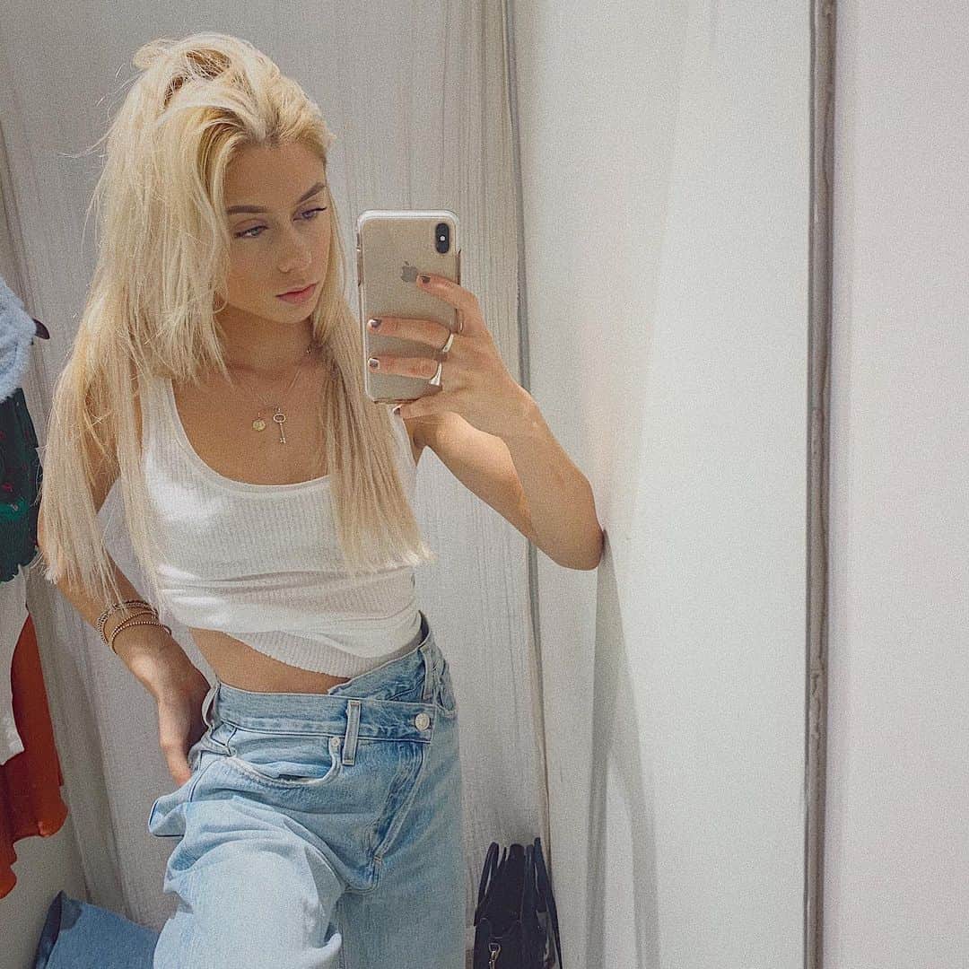 ブルーライフのインスタグラム：「dressing room sessions with @bellamolony 🤍」