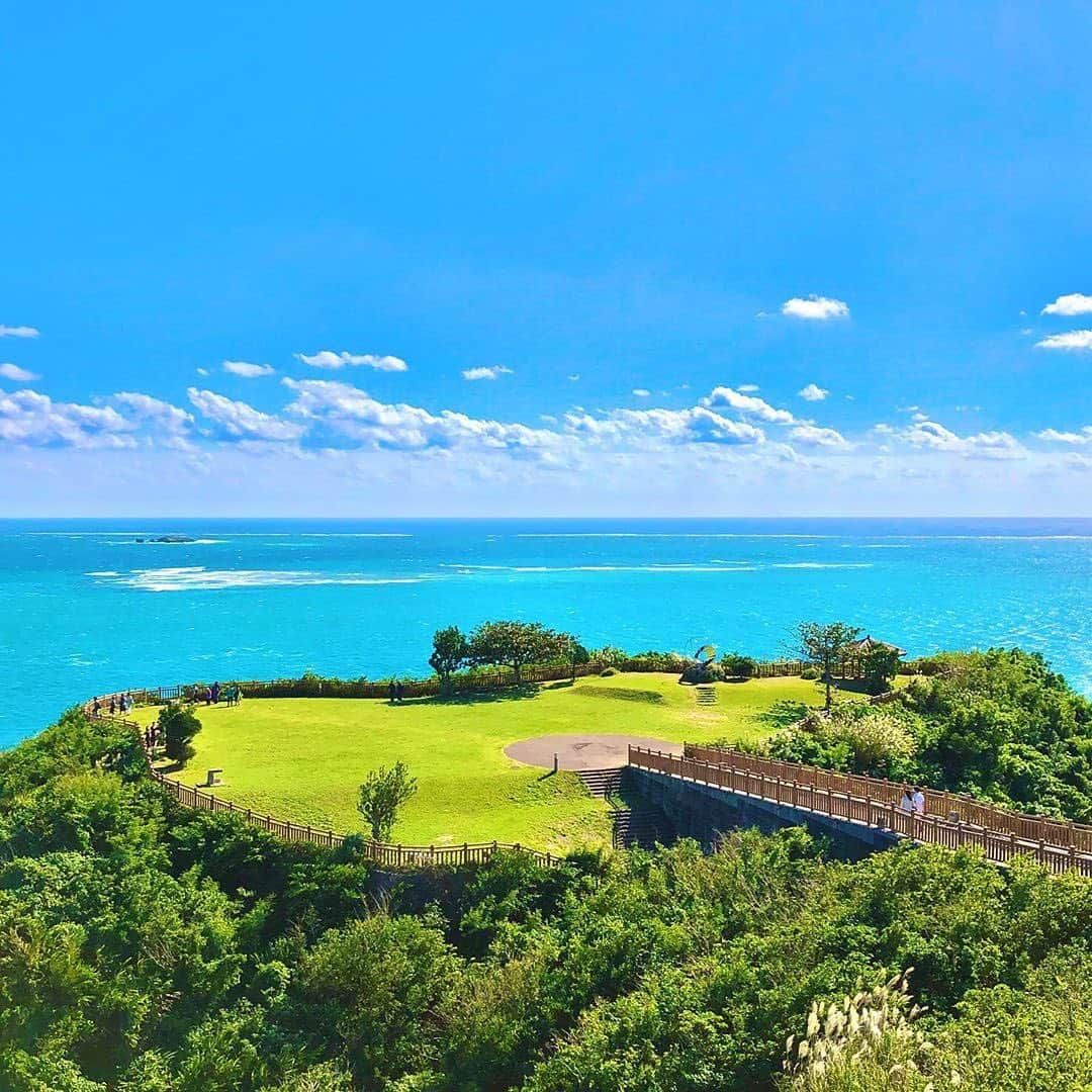 Be.okinawaさんのインスタグラム写真 - (Be.okinawaInstagram)「Stunning views everywhere you look! How about a walk around the park to admire the beautiful cobalt blue ocean of Okinawa? 📷:@tminthesky 📍:Cape Chinen Park, Nanjo  Cape Chinen is also a popular spot for paragliding! Fly through the perfect blue sky of Okinawa!  #capechinen #nanjo #知念岬公園 #南城市 #치넨미사키공원 #난조시 #岬 #絶景 #360view #scenerylovers #beokinawa #visitokinawa」1月31日 16時00分 - visitokinawajapan