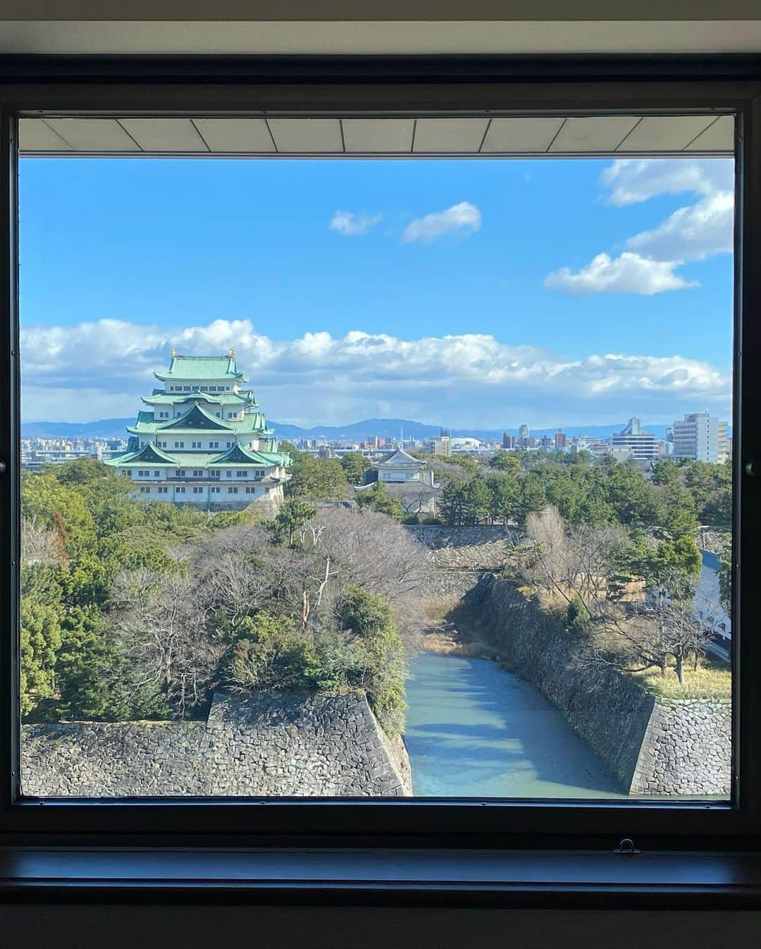 ブライアン・メイさんのインスタグラム写真 - (ブライアン・メイInstagram)「What a lovely view. And we went for a quiet walk to see the castle !!!! (See last picture) Bri XX」1月31日 16時01分 - brianmayforreal