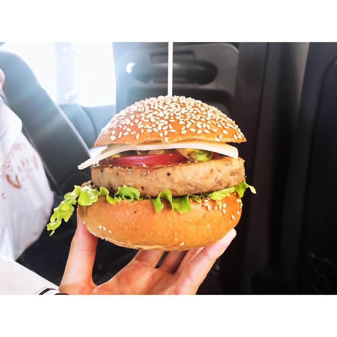 木南晴夏さんのインスタグラム写真 - (木南晴夏Instagram)「ロケバス移動中に ハンバーガーを食べるという 暴挙。」1月31日 21時34分 - kinamitopan