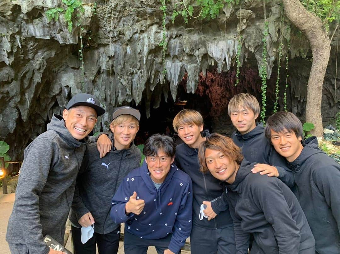 飯田貴敬さんのインスタグラム写真 - (飯田貴敬Instagram)「散歩隊🚶‍♂️ @tadanarilee_official  @moriwaki46_official  @daigo___d5  @kkazaki_19  @yutaka_soneda  @genki_egawa7  #ガンガラーの谷 #ケイブカフェ #素晴らしい世界」1月31日 21時35分 - takaman.27